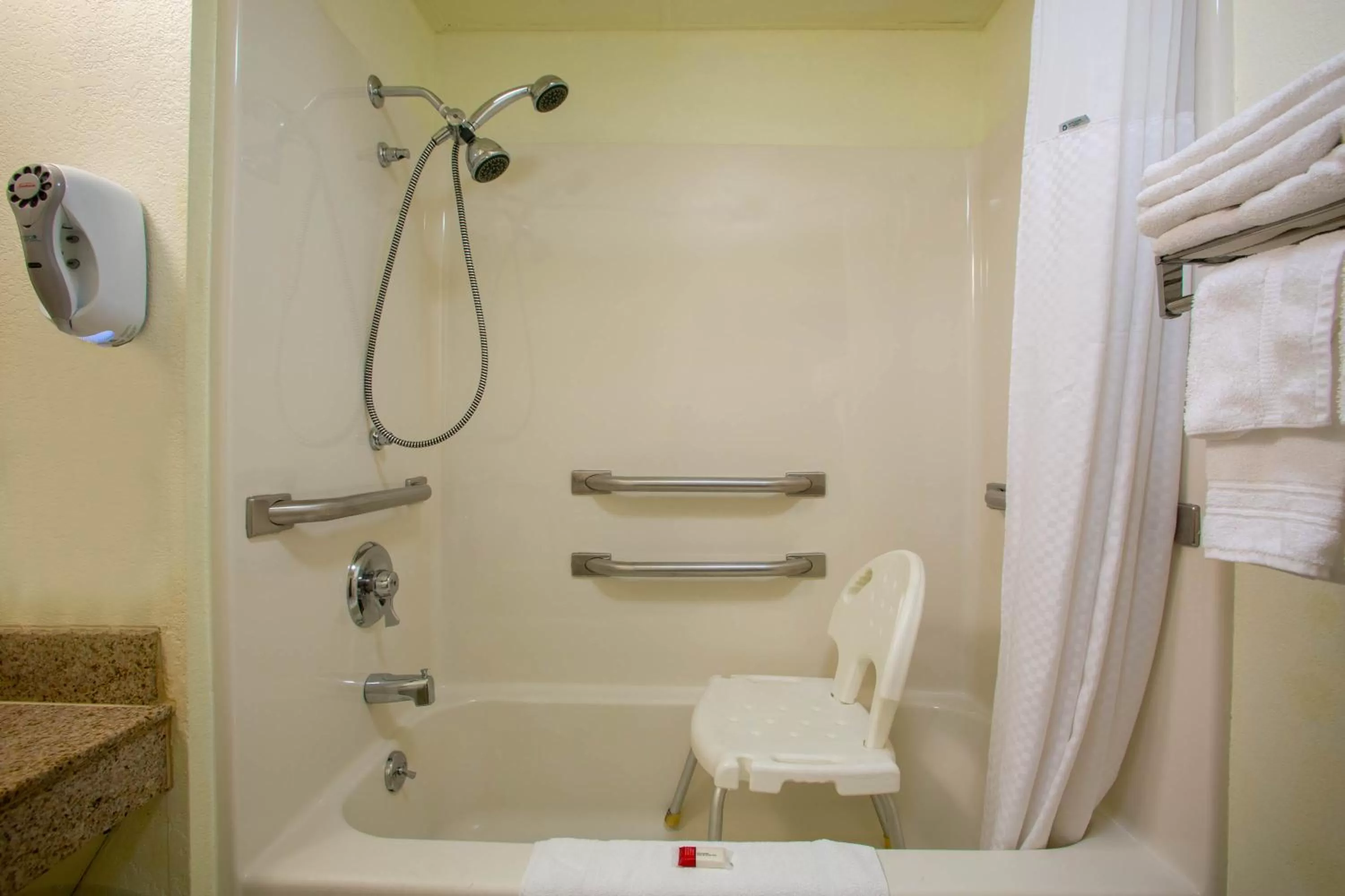 Queen Room with Two Queen Beds and Bath Tub - Mobility Accessible/Non-Smoking in Baymont by Wyndham Springfield South Hwy 65