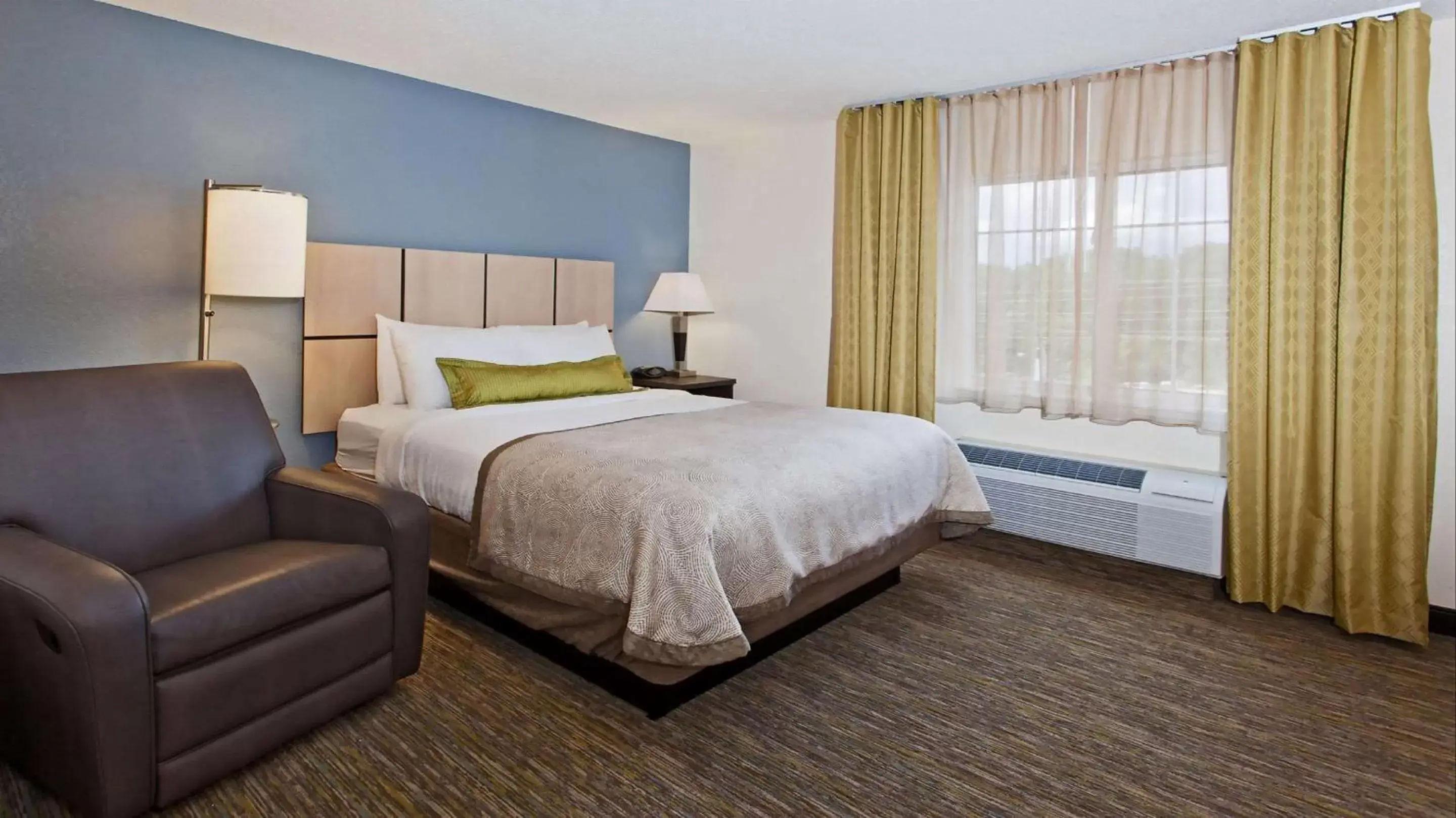 Bedroom, Bed in MainStay Suites- Kansas City Overland Park