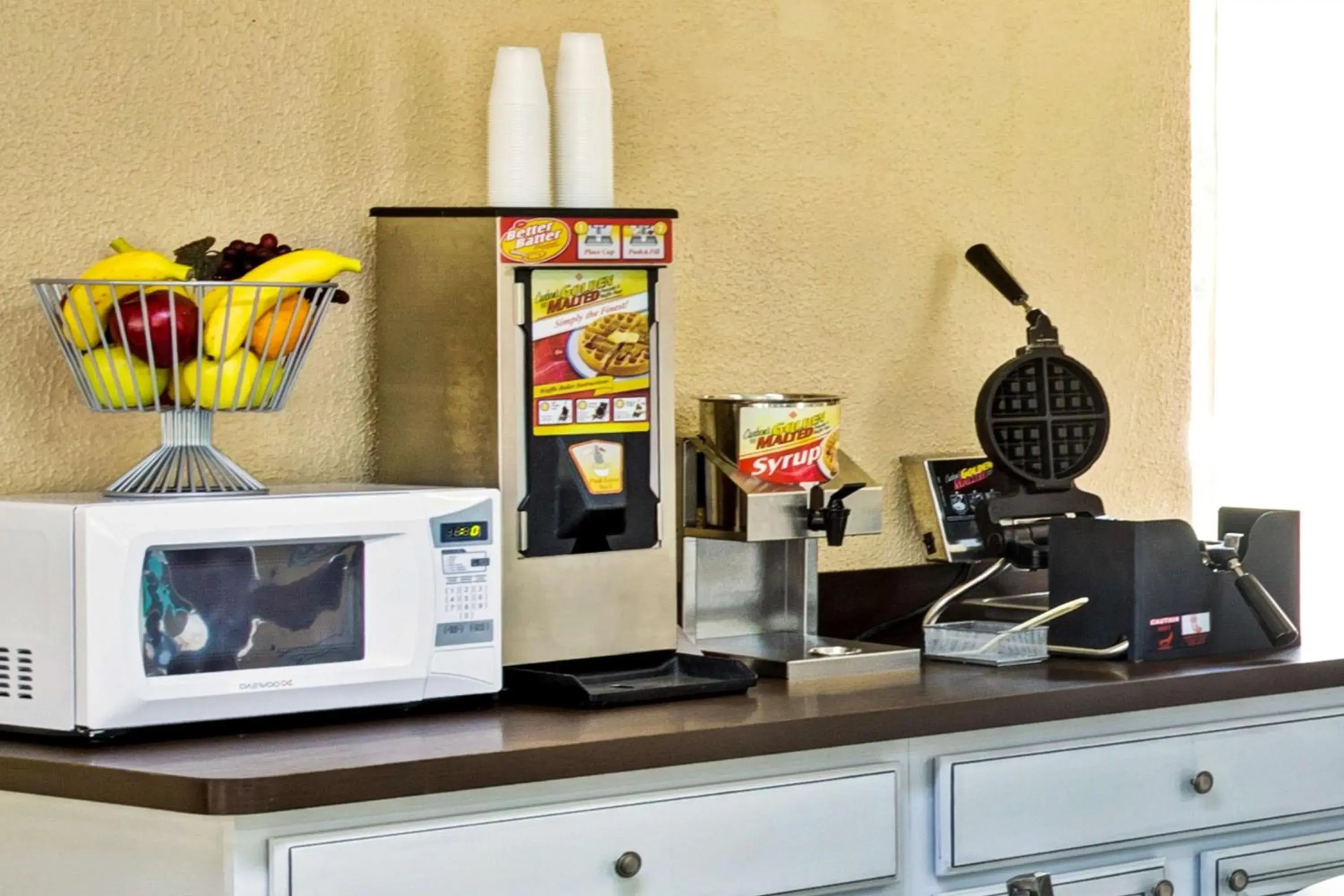 Breakfast, Kitchen/Kitchenette in Super 8 by Wyndham Gainesville