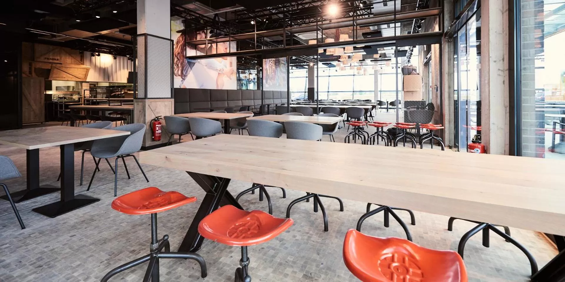 Restaurant/places to eat, Lounge/Bar in bäck stage