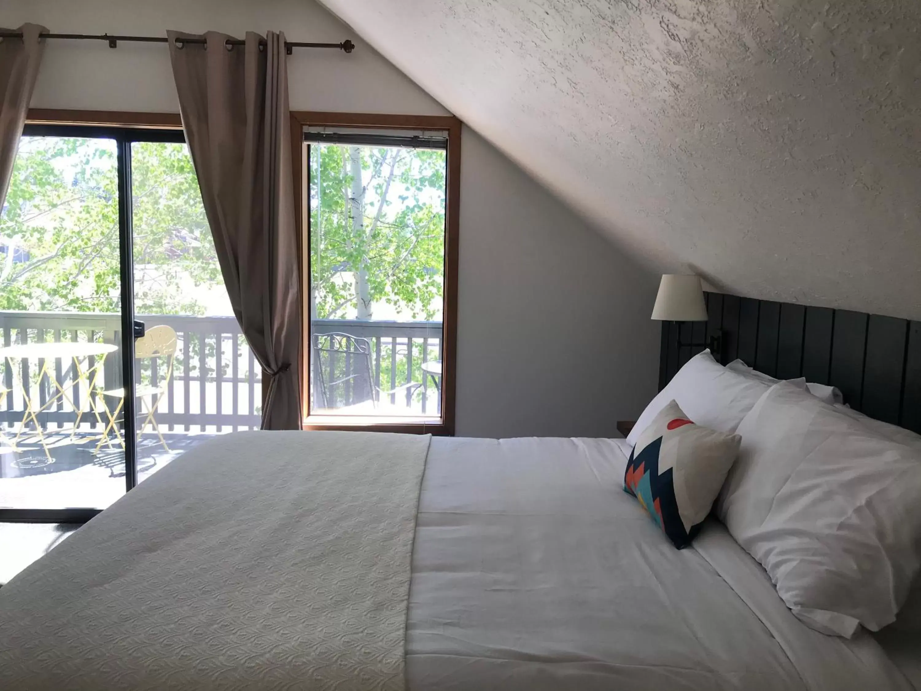 Bed in Left Coast Lodge - Pet Friendly