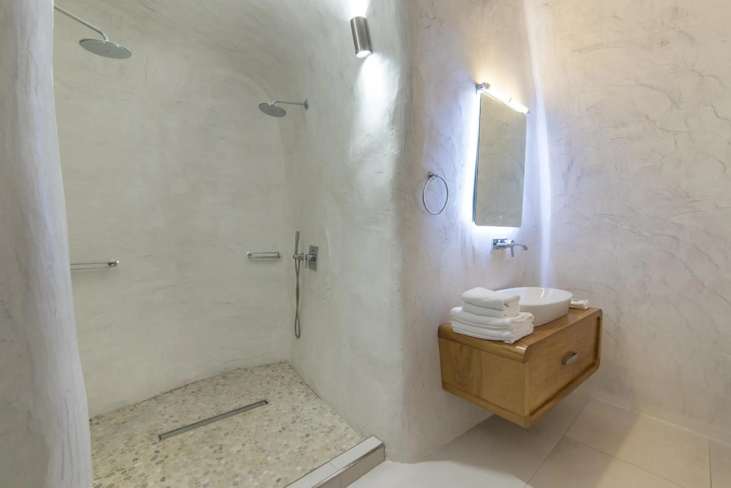 Shower in Daydream Luxury Suites