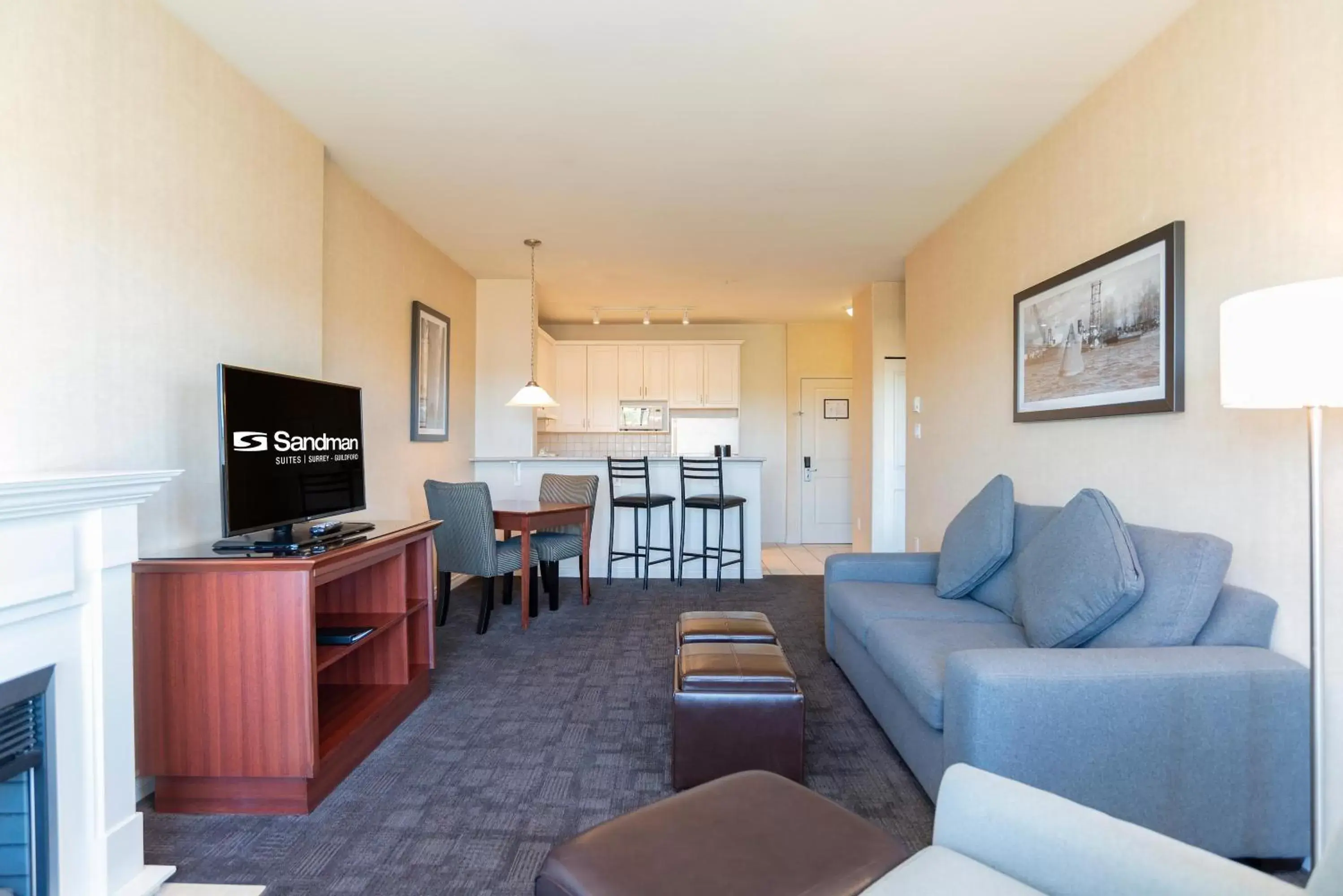 Photo of the whole room, Seating Area in Sandman Suites Surrey - Guildford