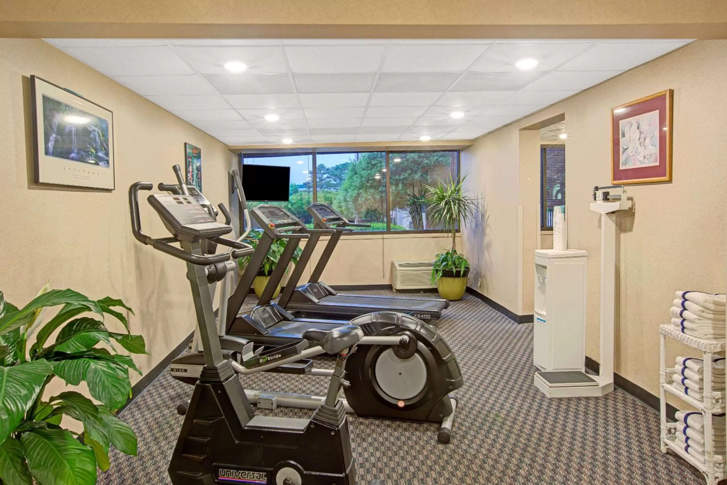 Fitness centre/facilities in Ramada Plaza by Wyndham Charlotte South End Airport