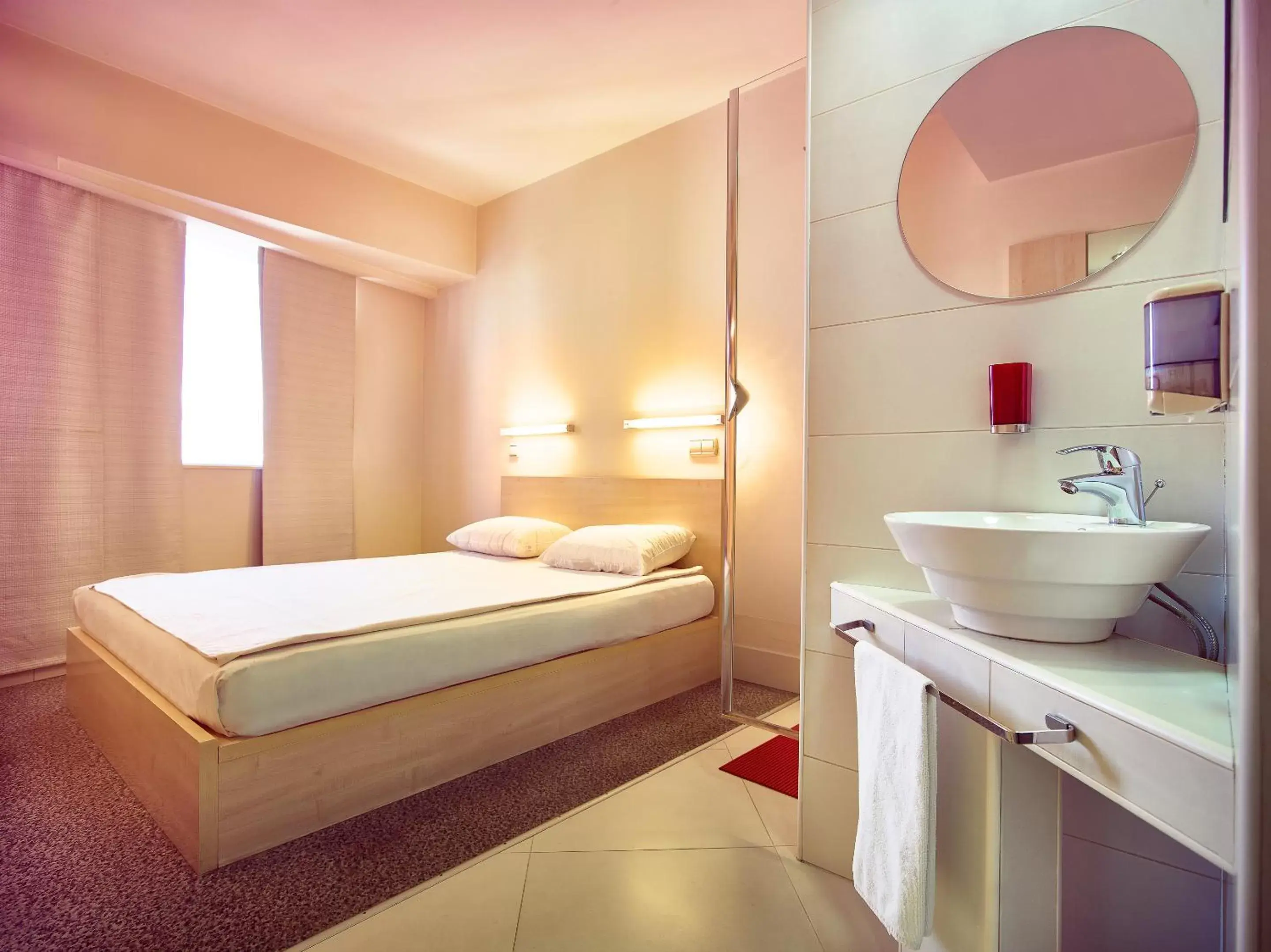 Photo of the whole room, Bathroom in Hello Hotels Gara de Nord