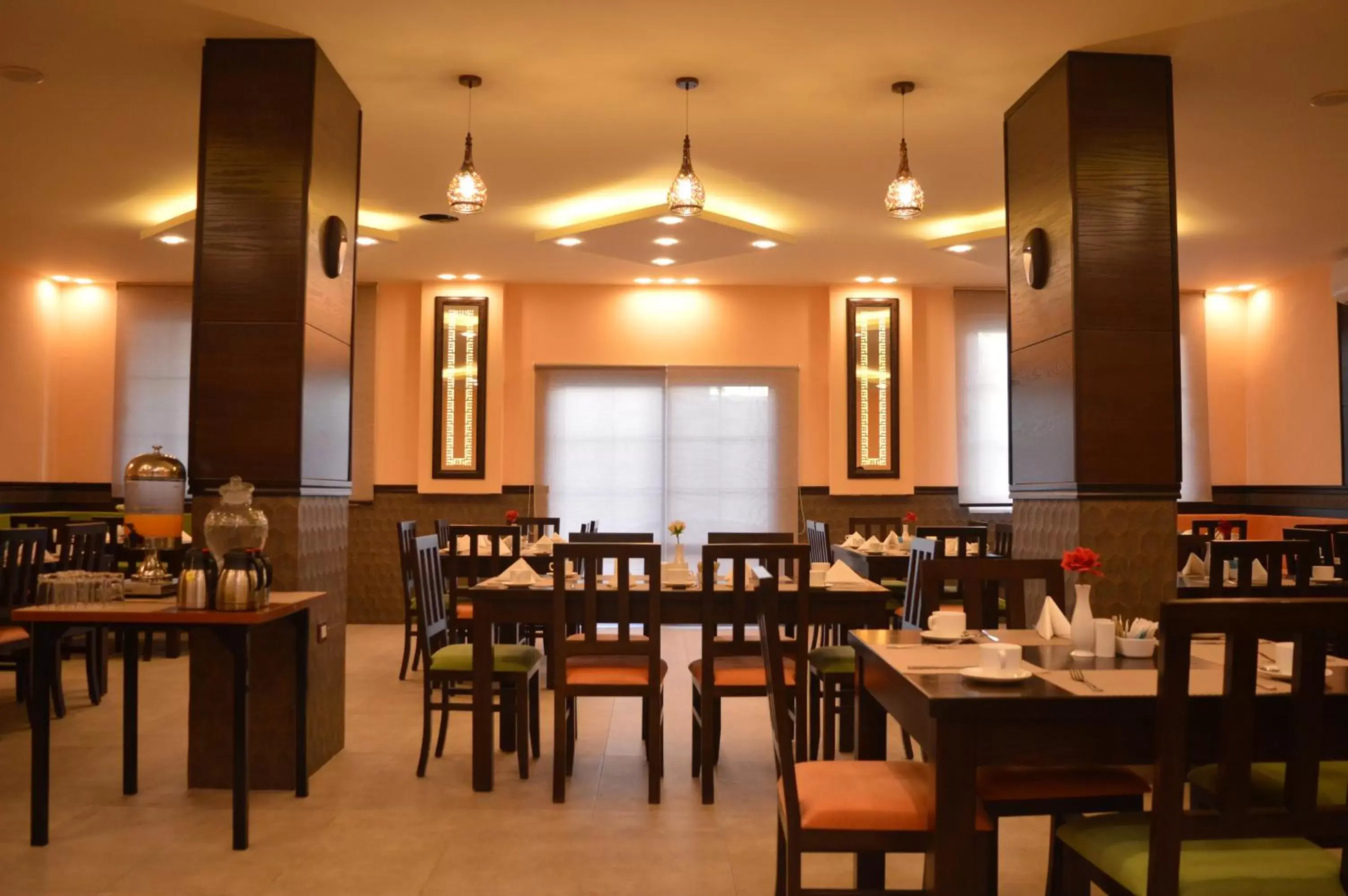 Restaurant/Places to Eat in Tilal Almadina Hotel & Suites