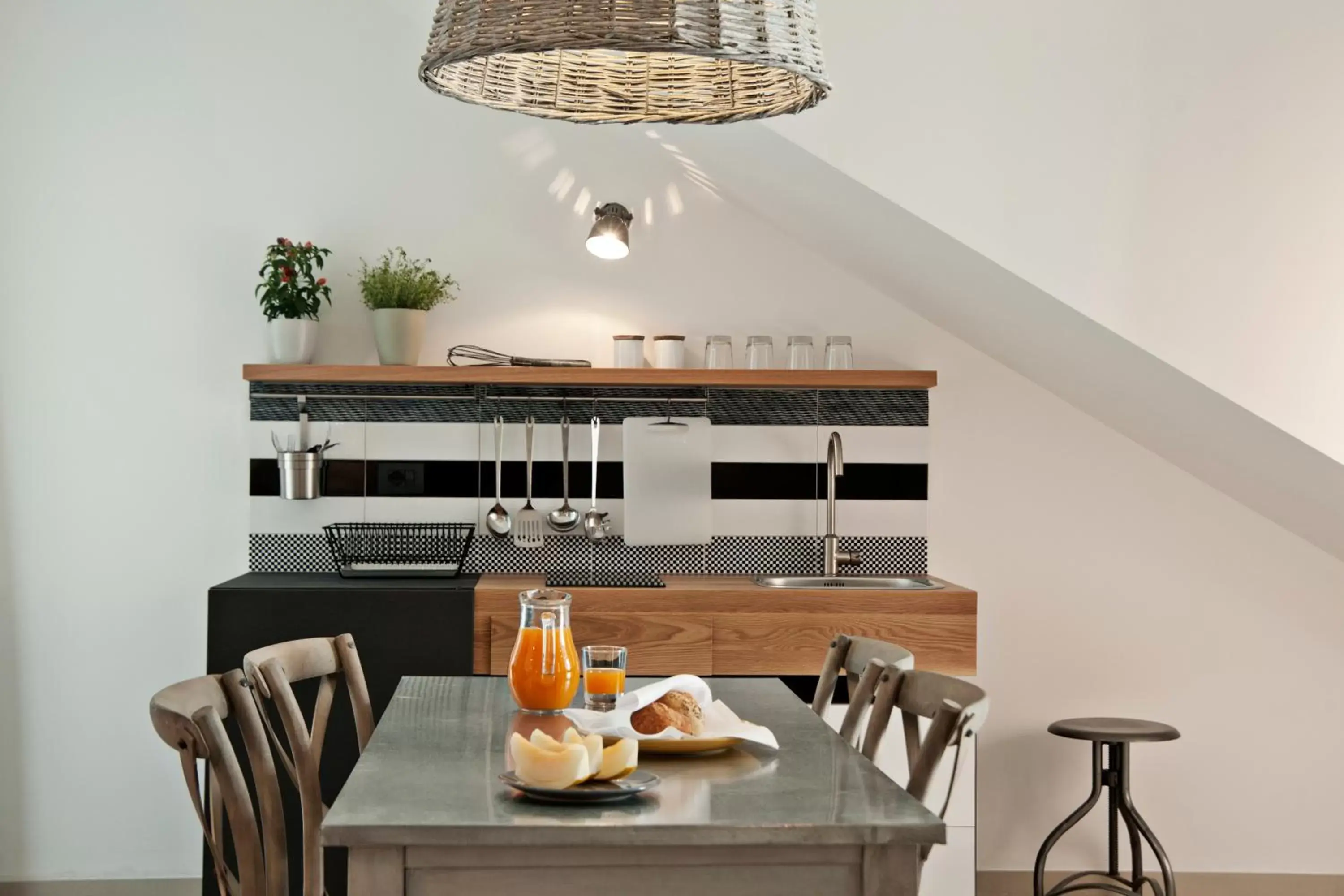 Kitchen or kitchenette, Dining Area in La Scibina