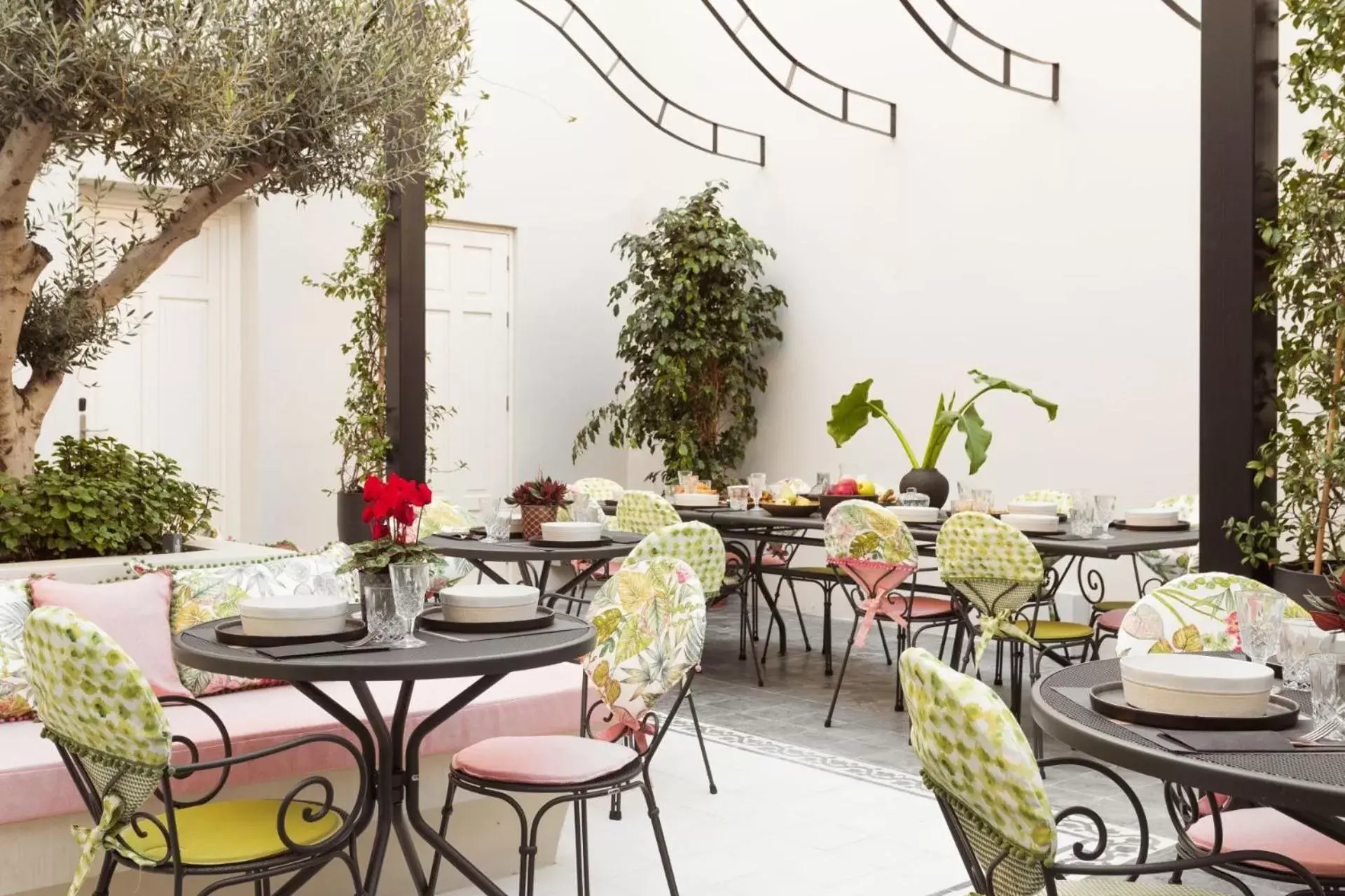 Patio, Restaurant/Places to Eat in Castro Hotel Syros