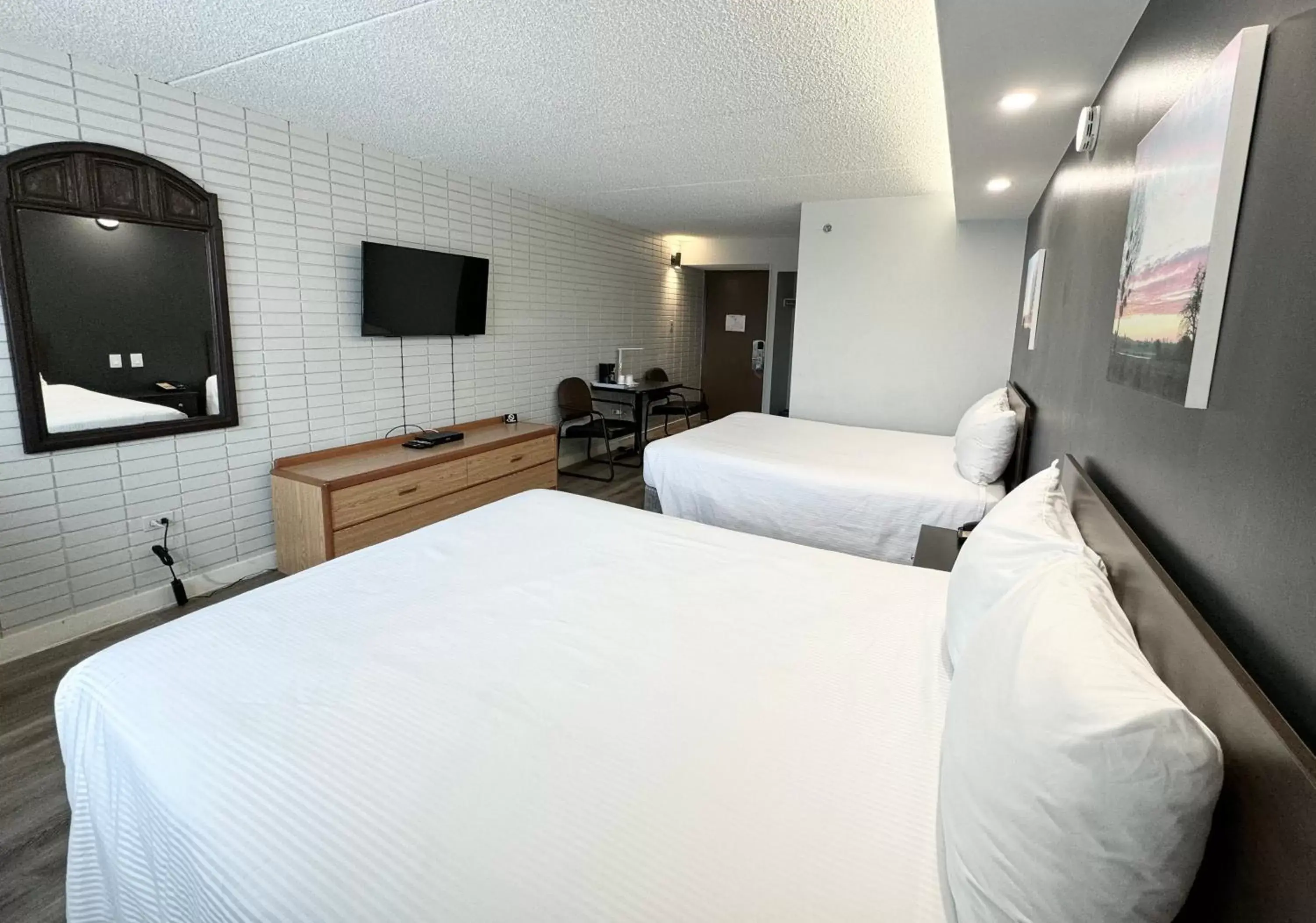 TV and multimedia, Bed in Travelodge by Wyndham Winnipeg