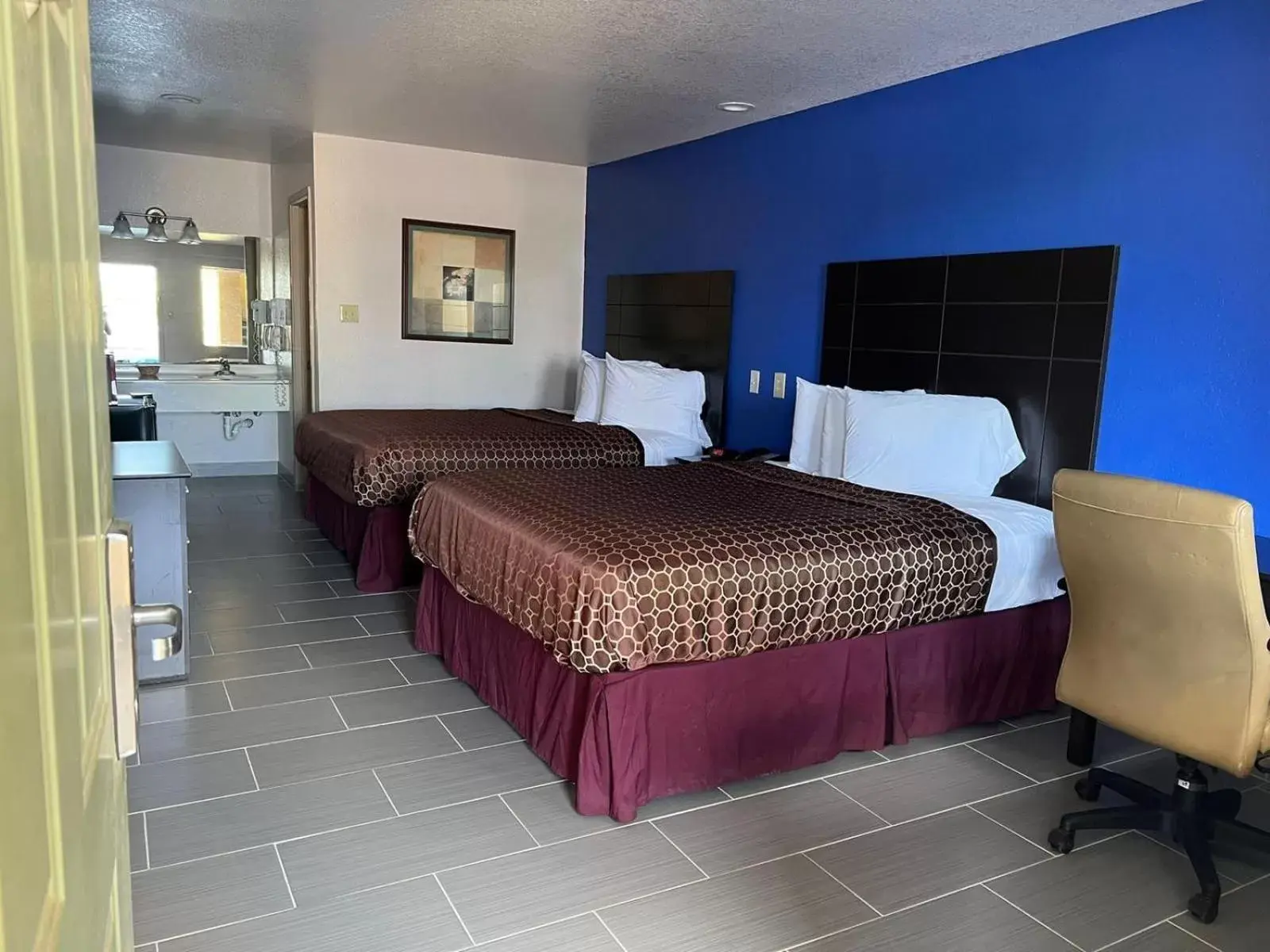 Photo of the whole room, Bed in Country Hill Inn & Suite Eagle Pass