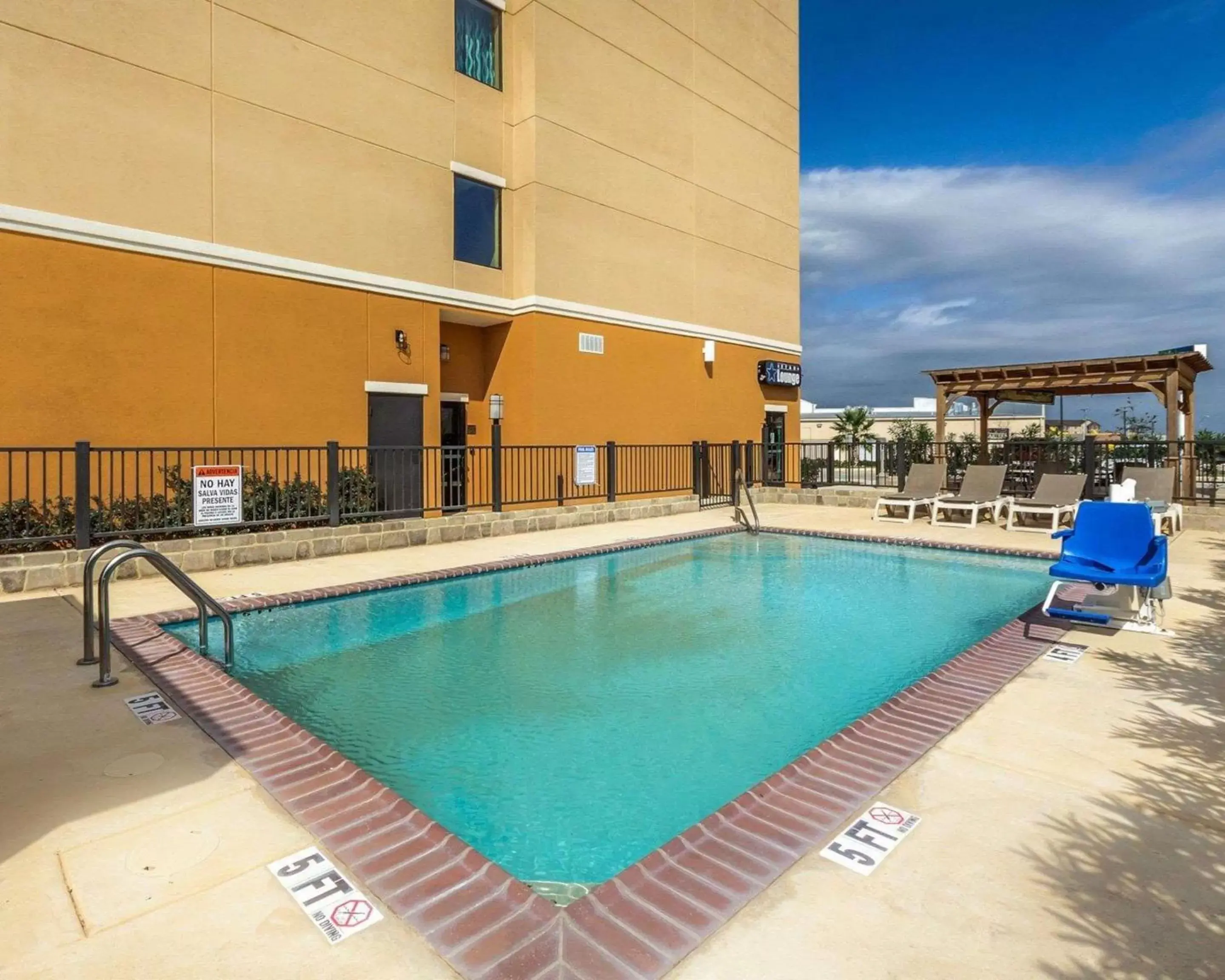 On site, Swimming Pool in Comfort Suites Cotulla near I-35