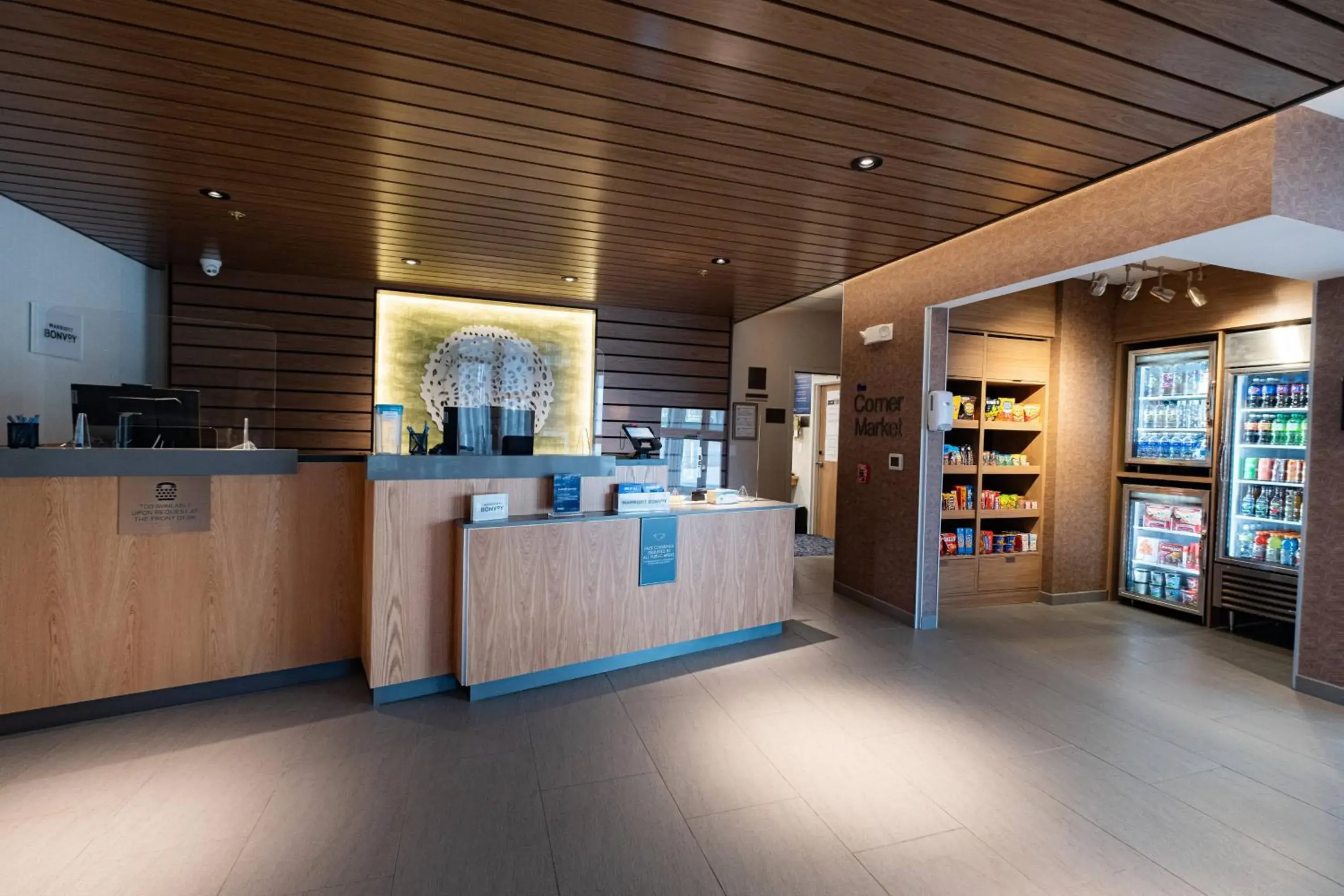 Lobby or reception, Kitchen/Kitchenette in Fairfield by Marriott Inn & Suites Fond du Lac