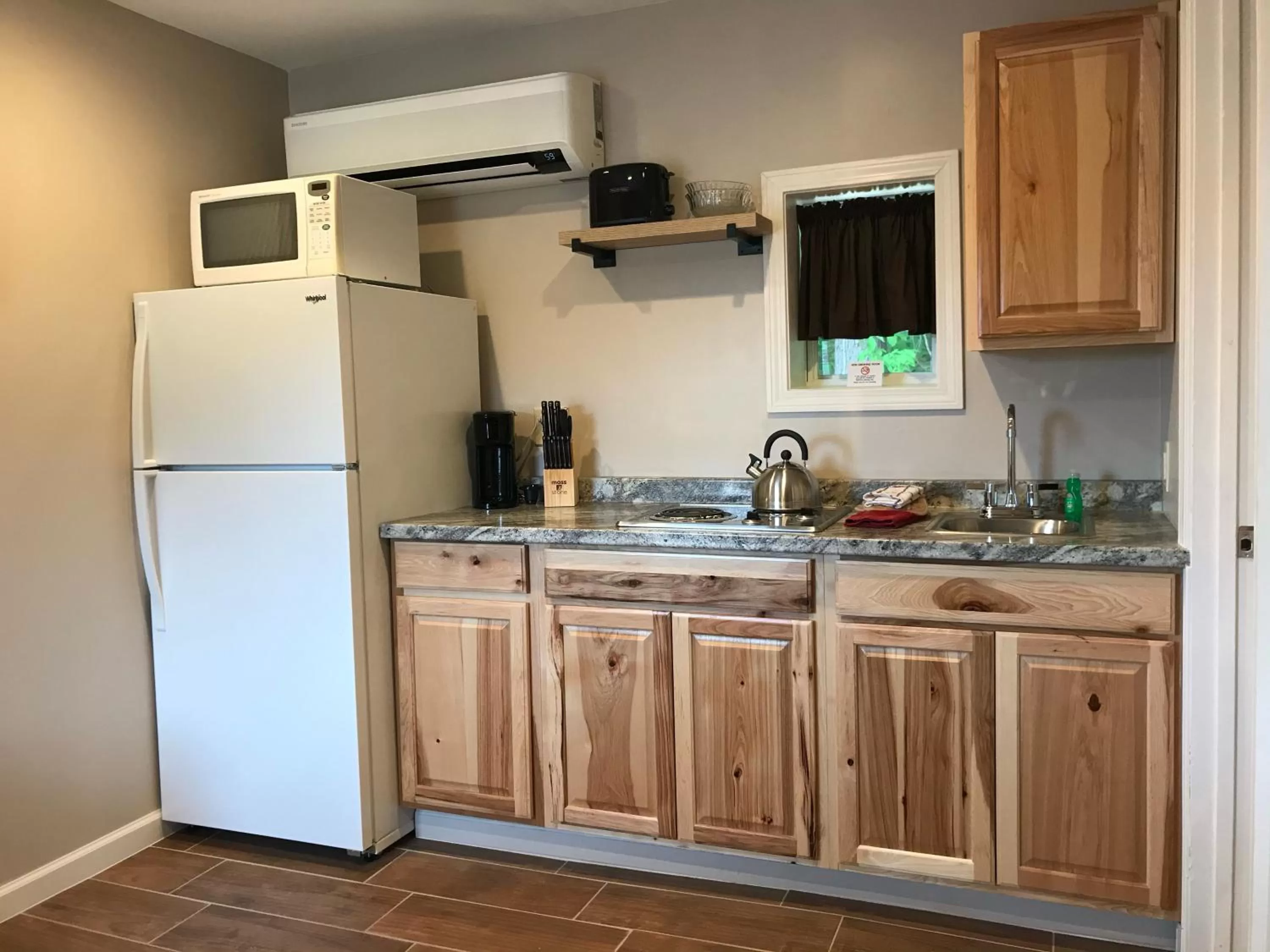 Kitchen or kitchenette in Hill View Motel and Cottages
