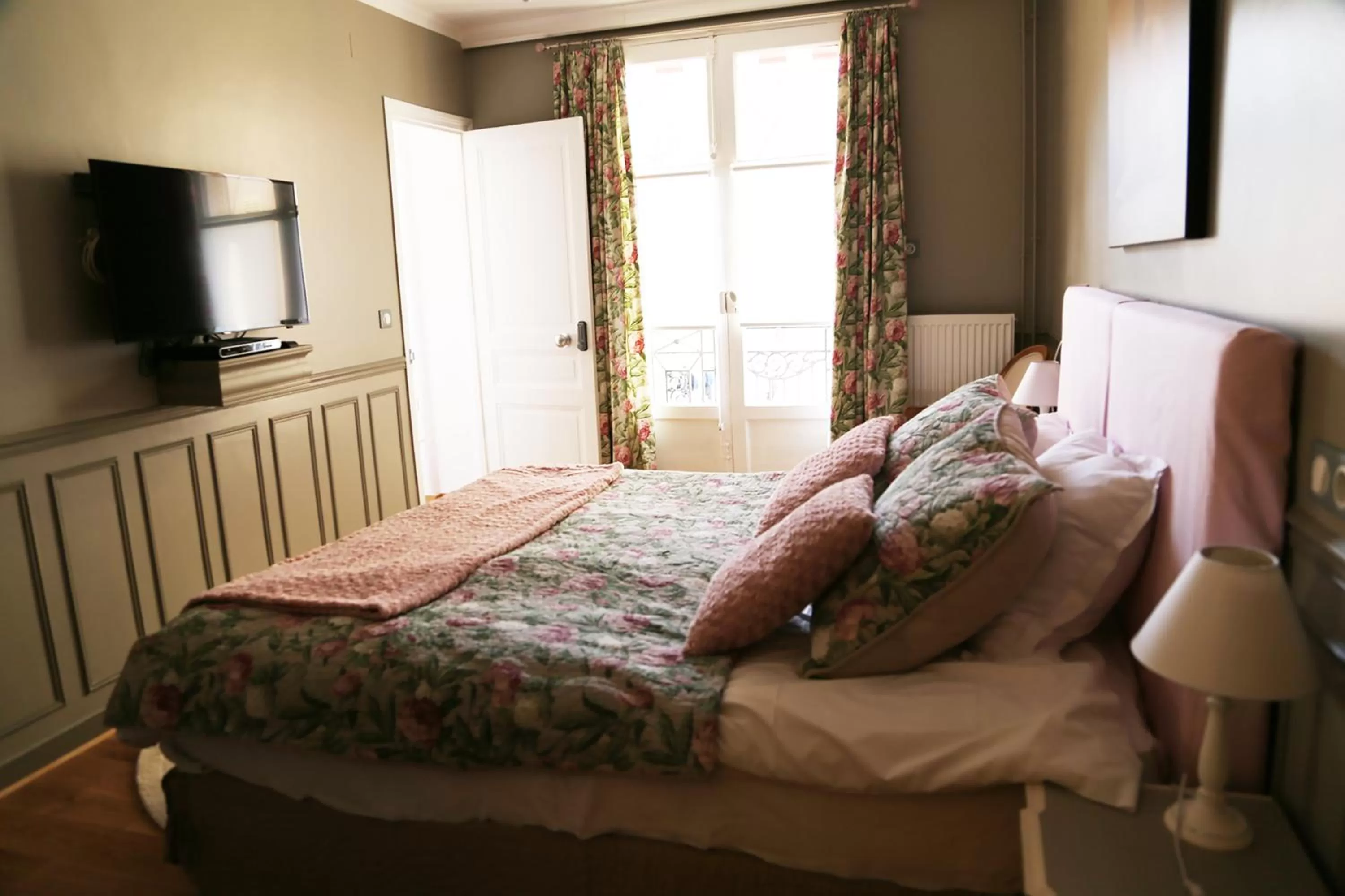 Bed in Les Suites de Vanves - Parc des expositions Porte de Versailles