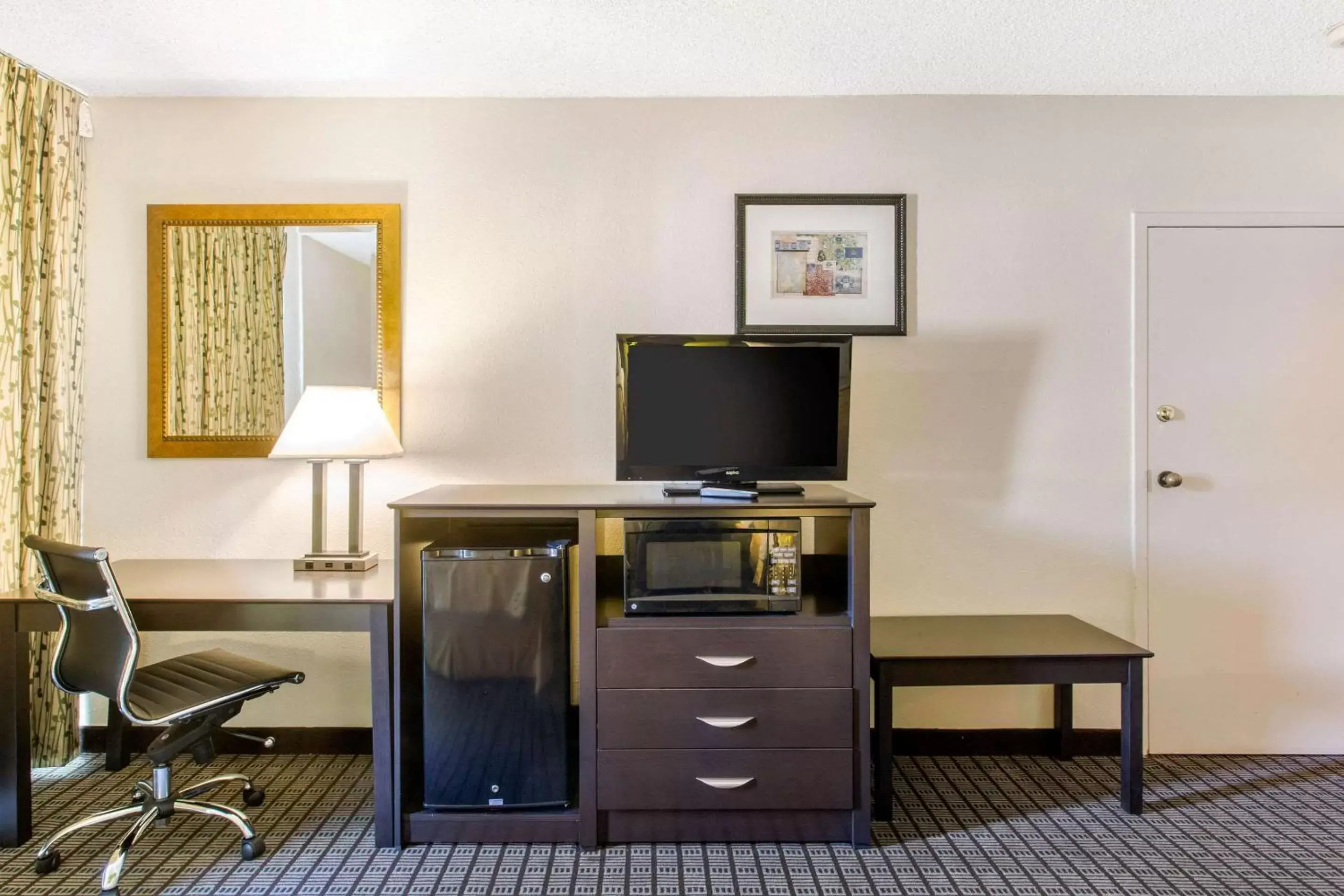 Photo of the whole room, TV/Entertainment Center in Quality Inn Stateline