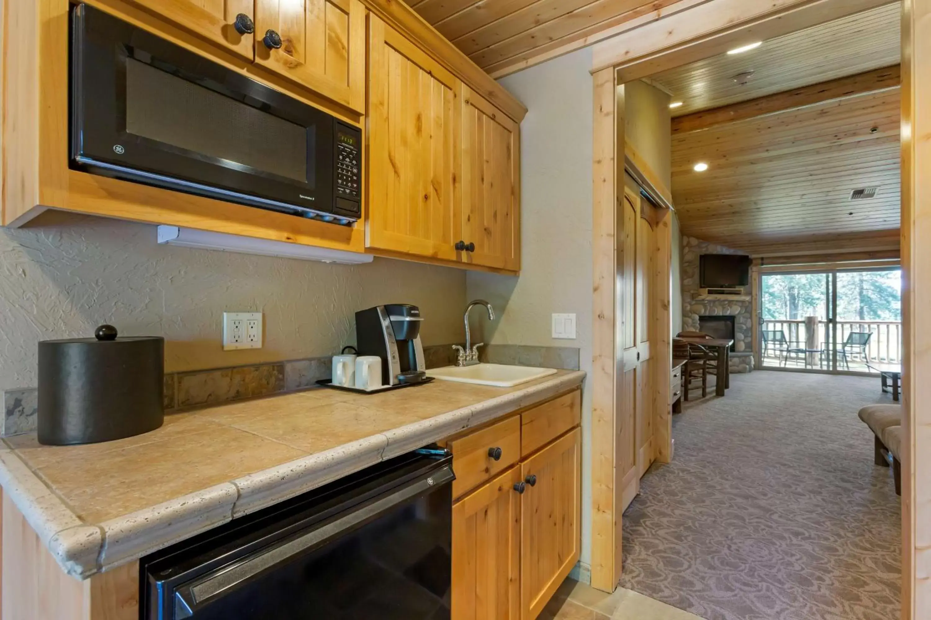 Photo of the whole room, Kitchen/Kitchenette in Best Western Ponderosa Lodge