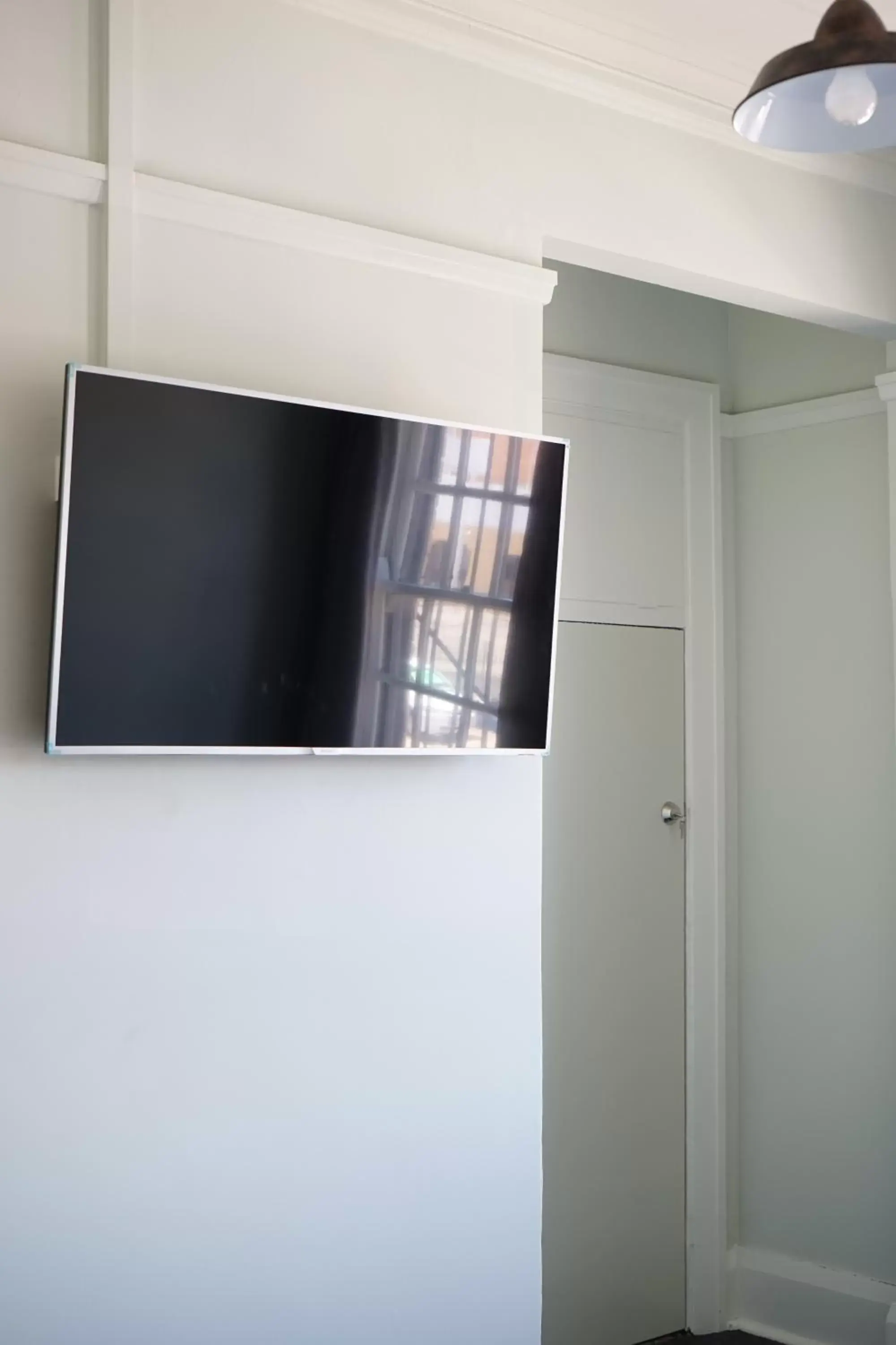 TV and multimedia, TV/Entertainment Center in Rosehill Hotel