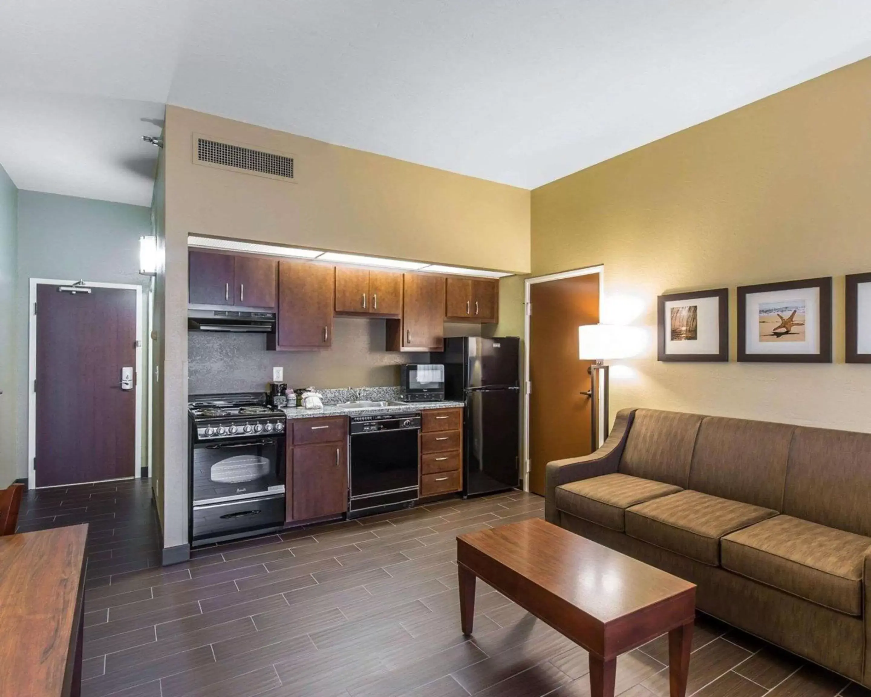 Photo of the whole room, Kitchen/Kitchenette in Comfort Inn Naples East I-75