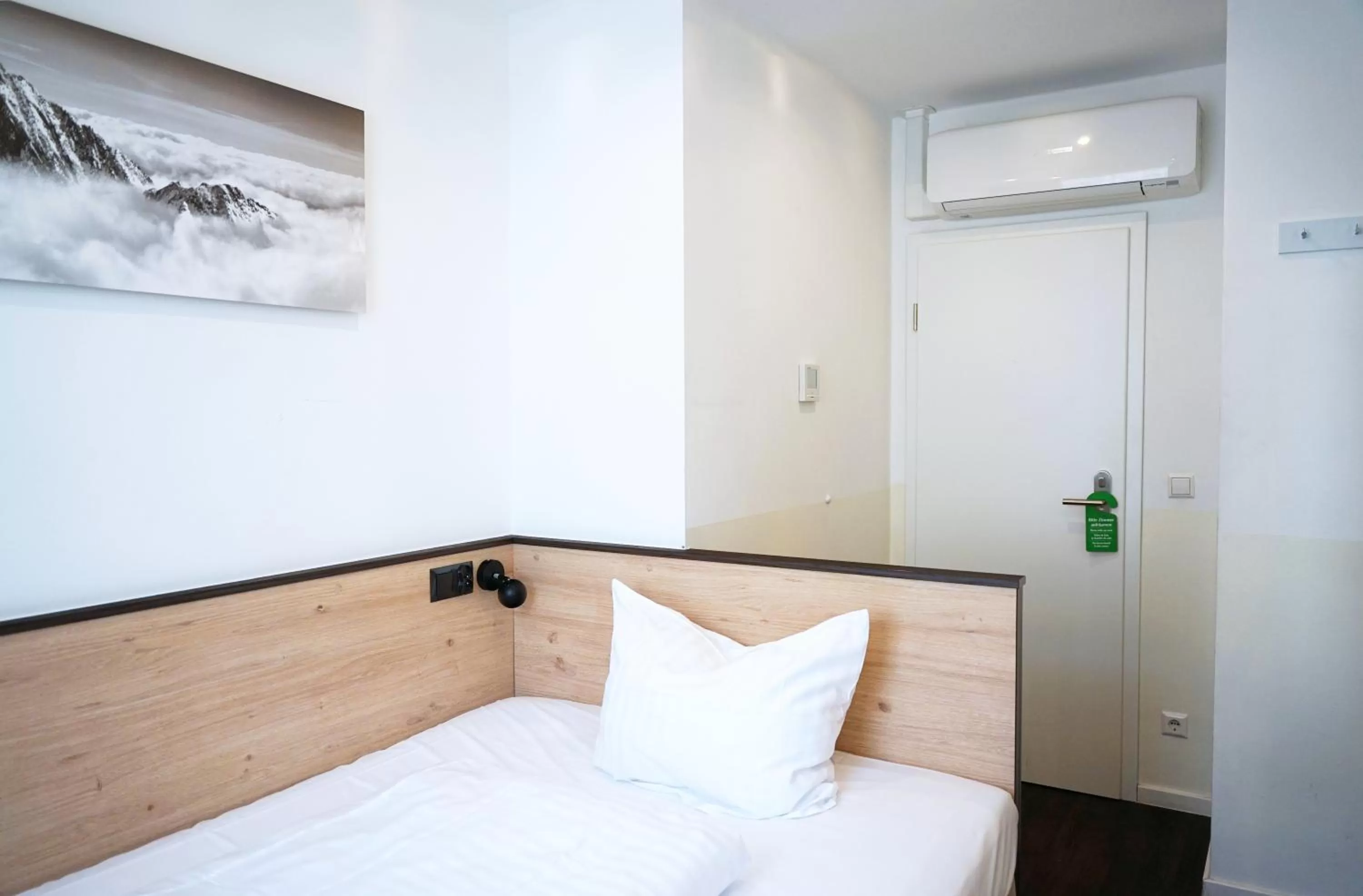 air conditioner, Bed in JJ Hotel Hannover-City-Pension