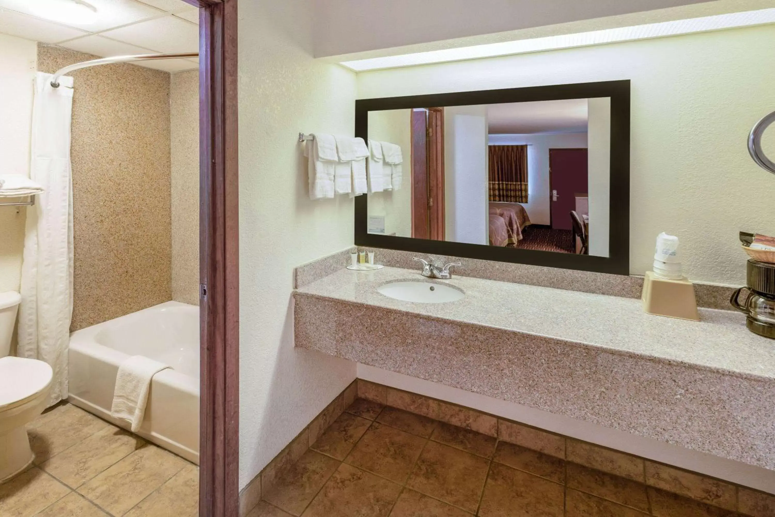 TV and multimedia, Bathroom in Super 8 by Wyndham Seguin