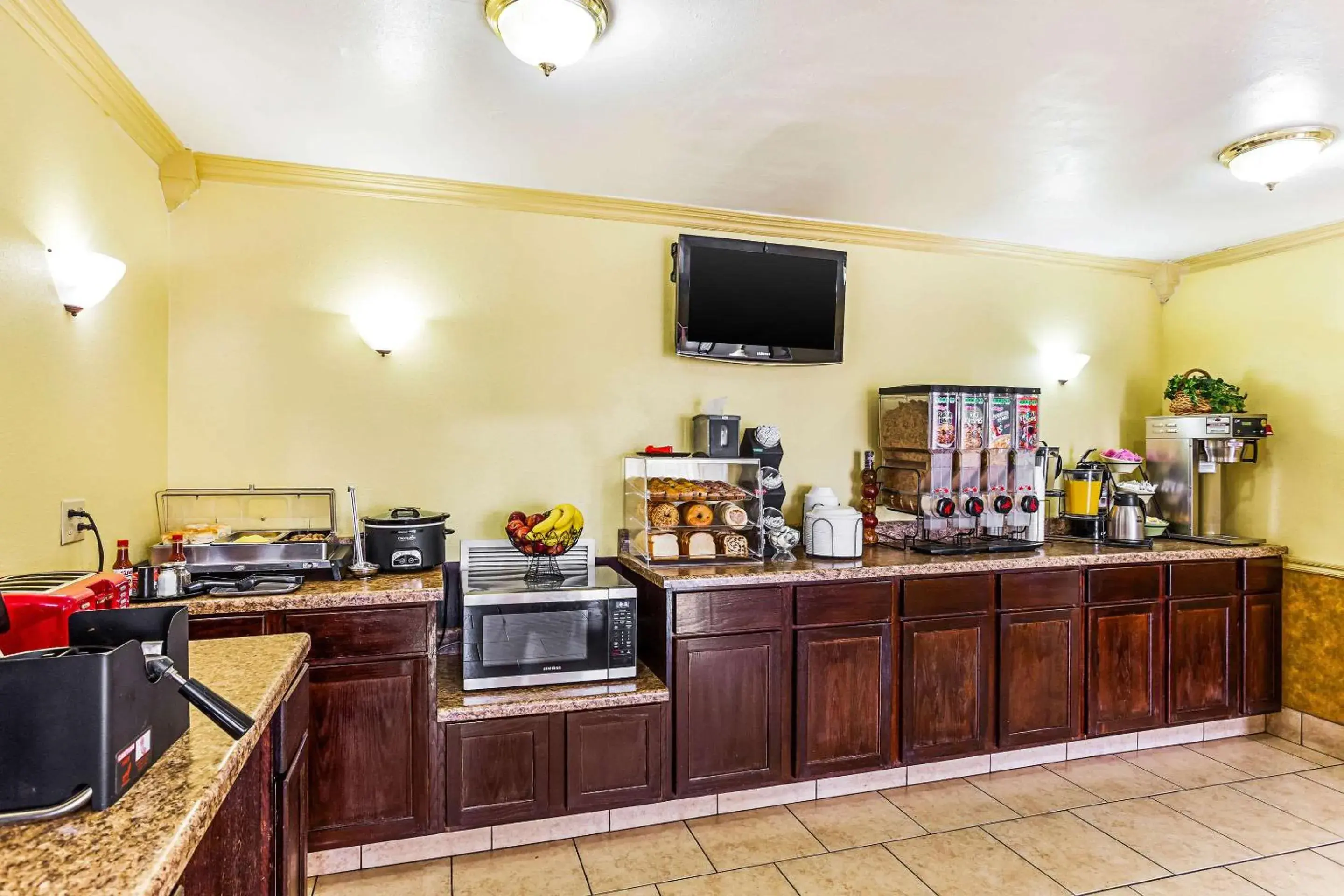 Restaurant/Places to Eat in Econo Lodge Mcalester