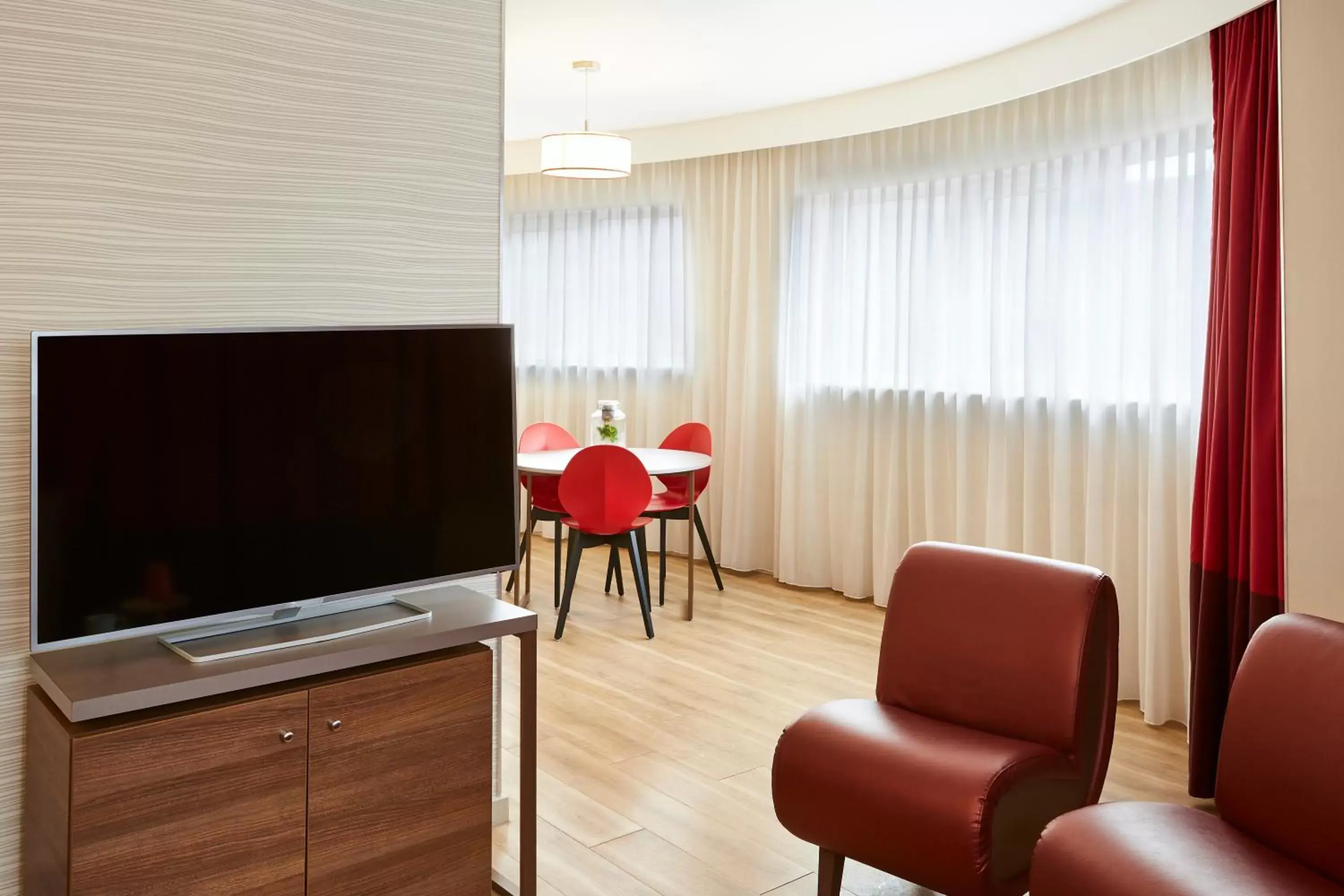 Living room, TV/Entertainment Center in Aparthotel Adagio Birmingham City Centre