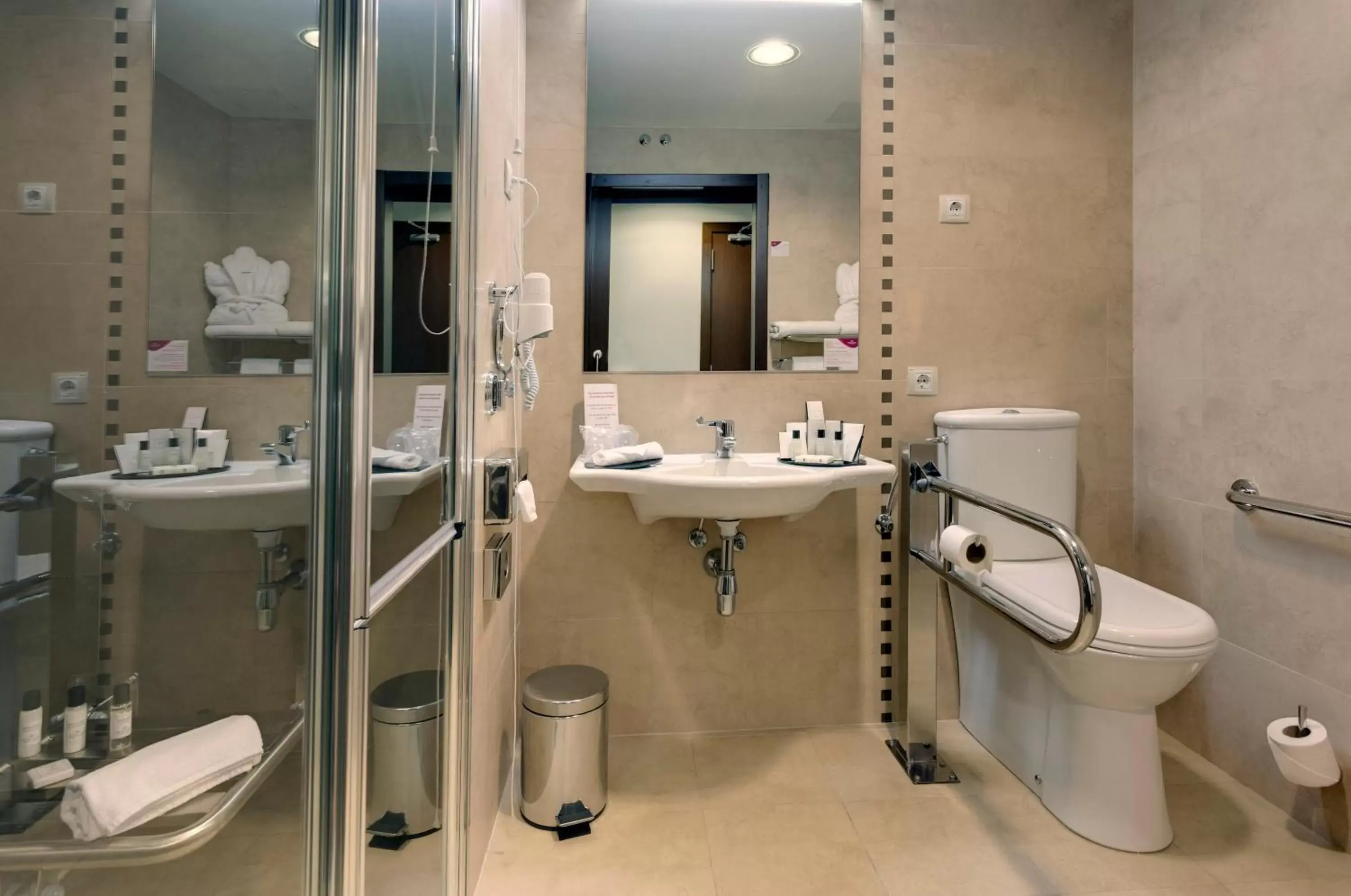 Shower, Bathroom in Hotel Crowne Plaza Madrid Airport
