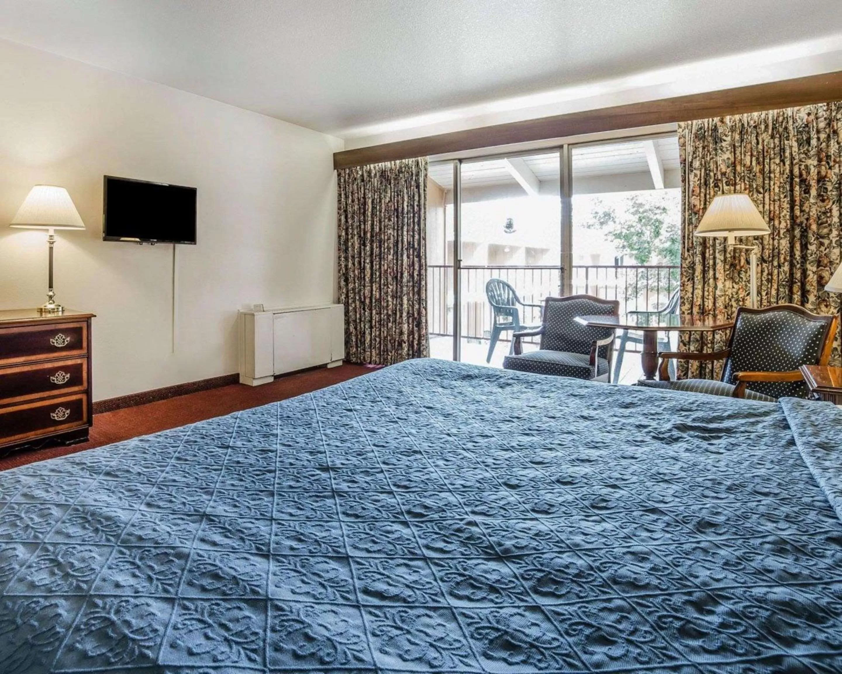 Photo of the whole room, Bed in Econo Lodge Near Reno-Sparks Convention Center