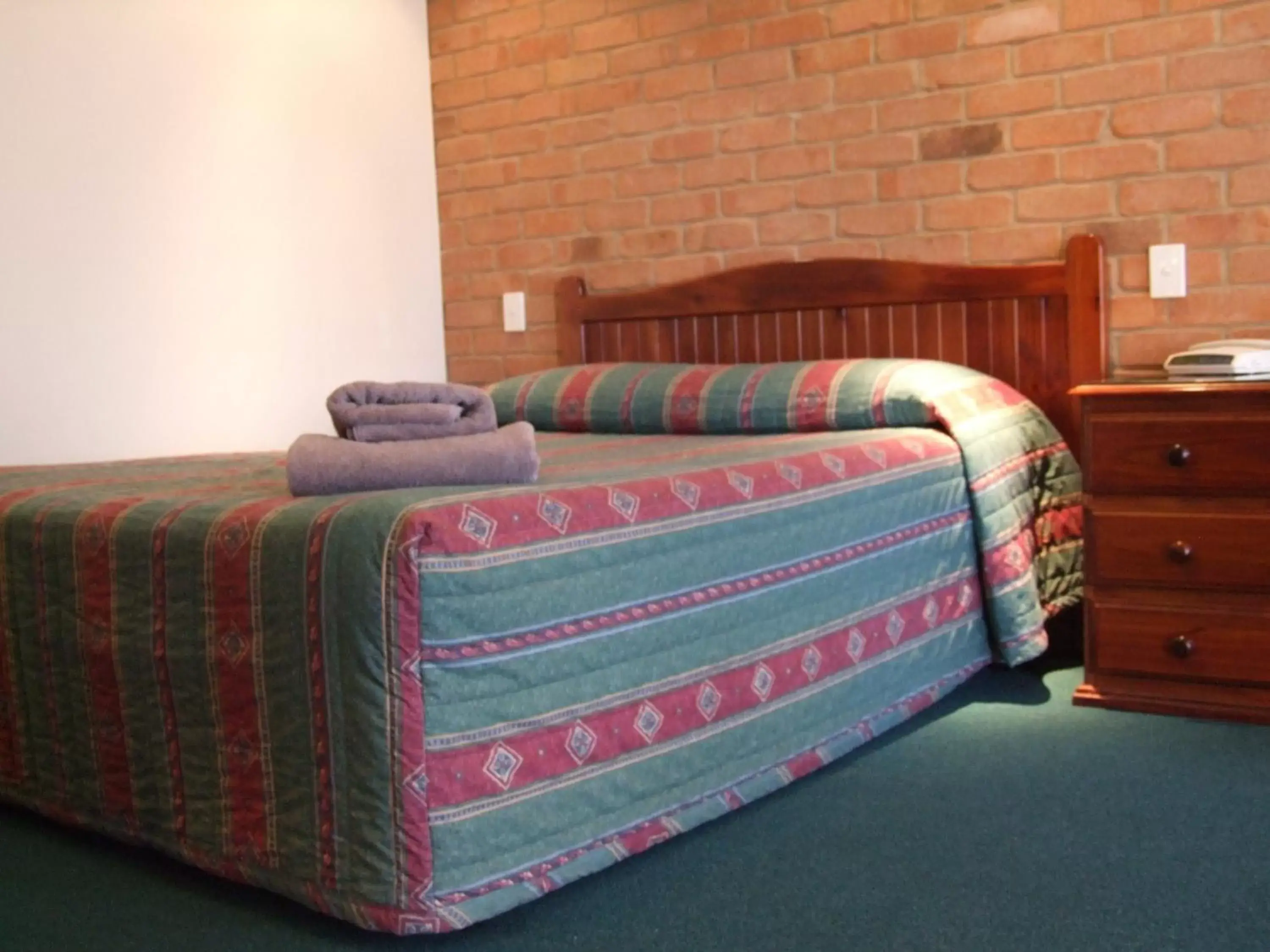 Bed in Cobar Town & Country Motor Inn