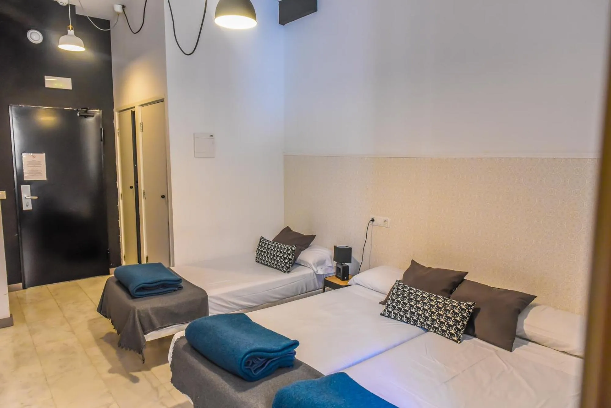 Triple Room with Private Bathroom in Feel Hostels Soho Malaga