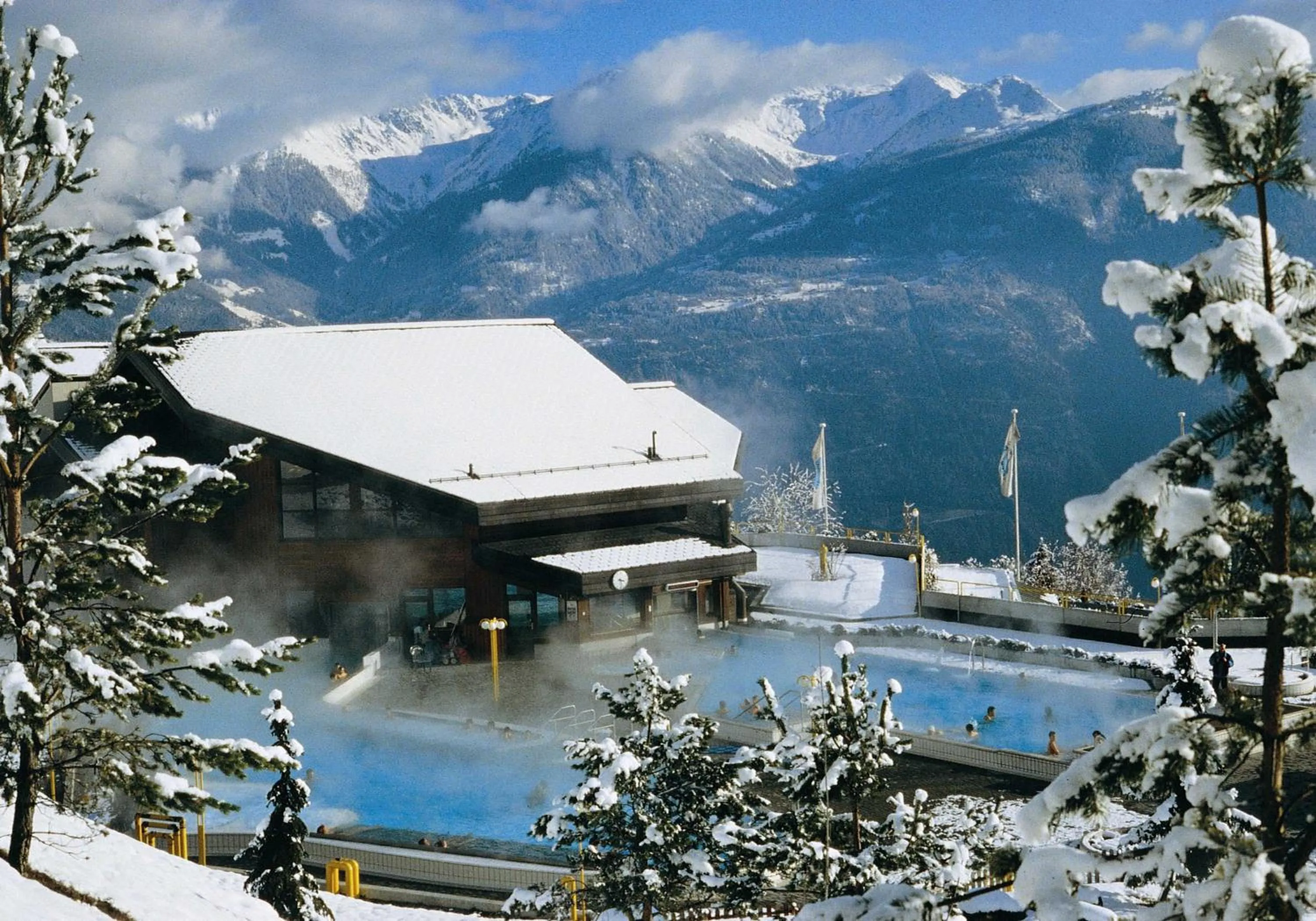 Facade/entrance in Hôtel Les Bains d'Ovronnaz