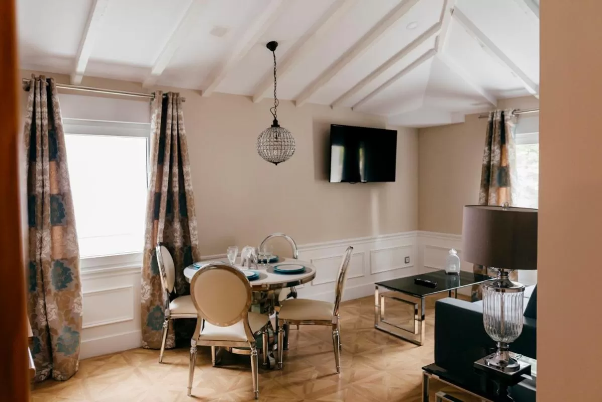 TV and multimedia, Restaurant/Places to Eat in Hotel Royal Suite Santander