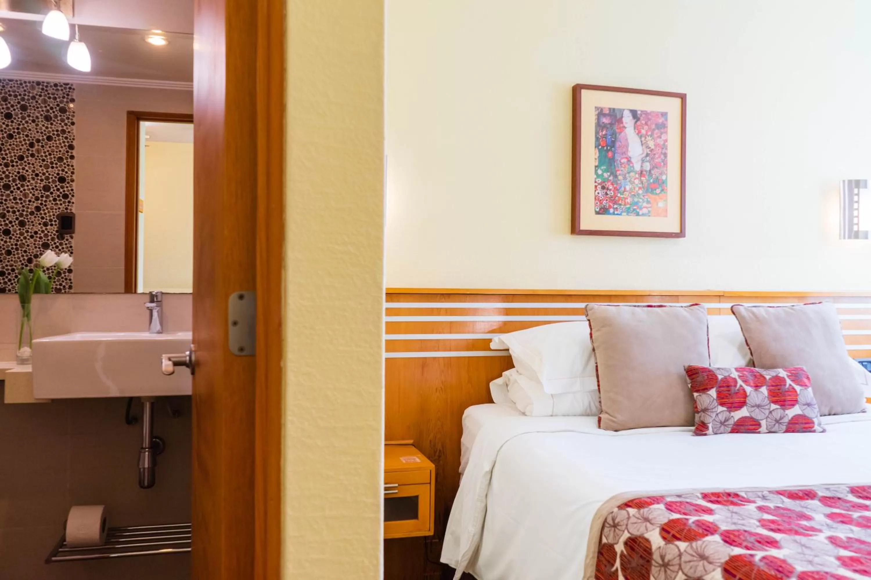 Bathroom, Bed in Hotel Restaurante Ankara