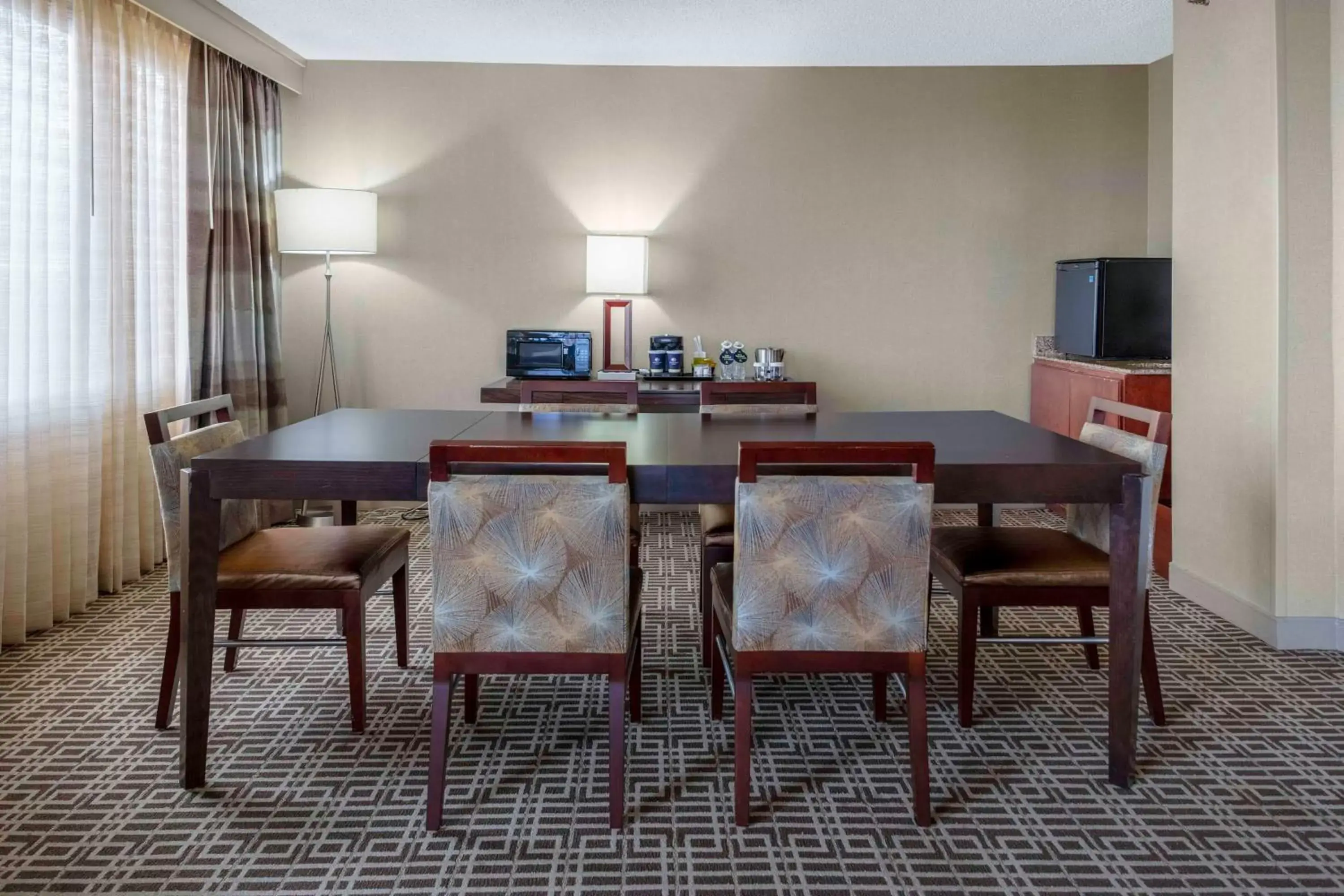 Photo of the whole room, Dining Area in DoubleTree by Hilton Kansas City - Overland Park