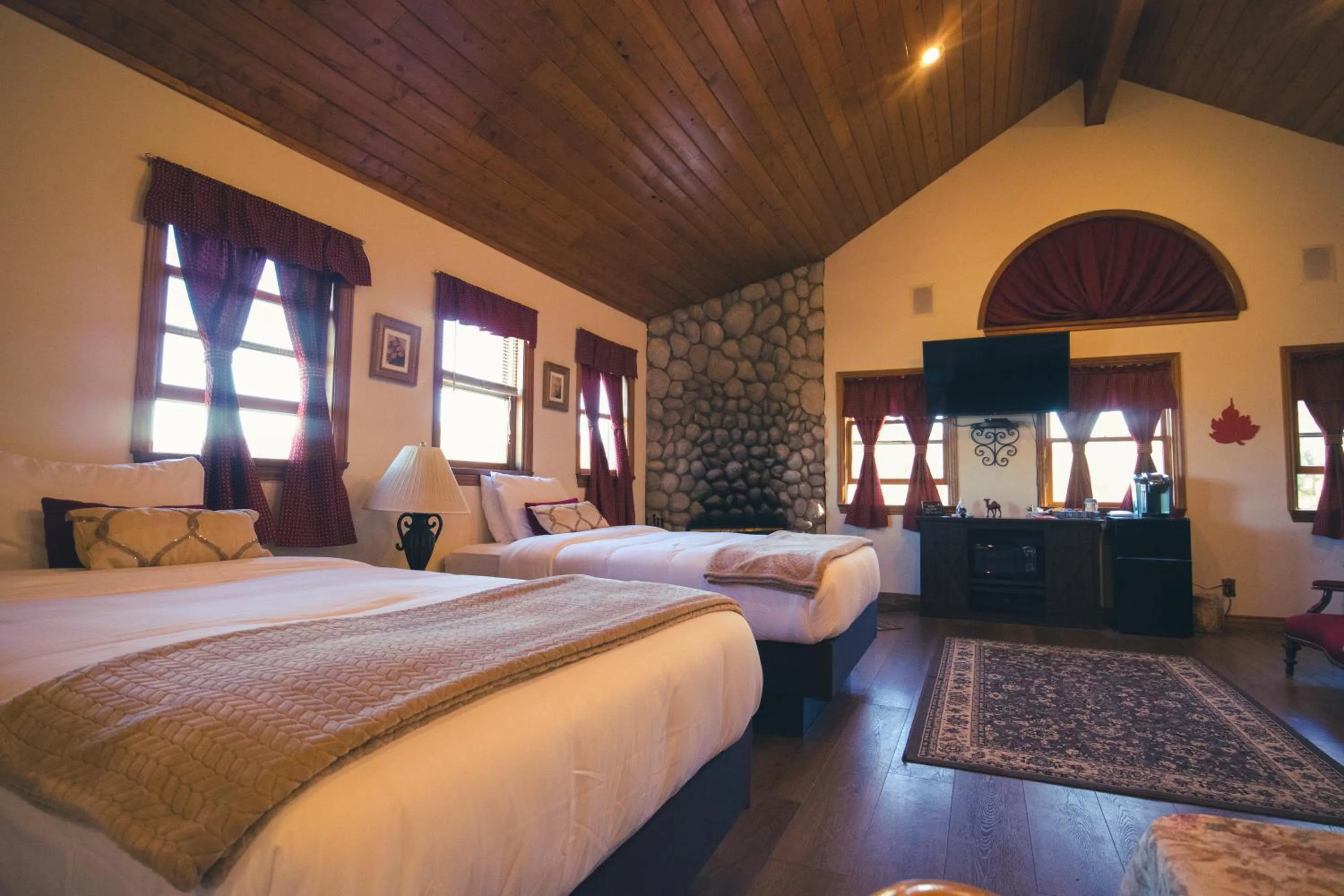 Bedroom, Bed in Tucker Peak Lodge