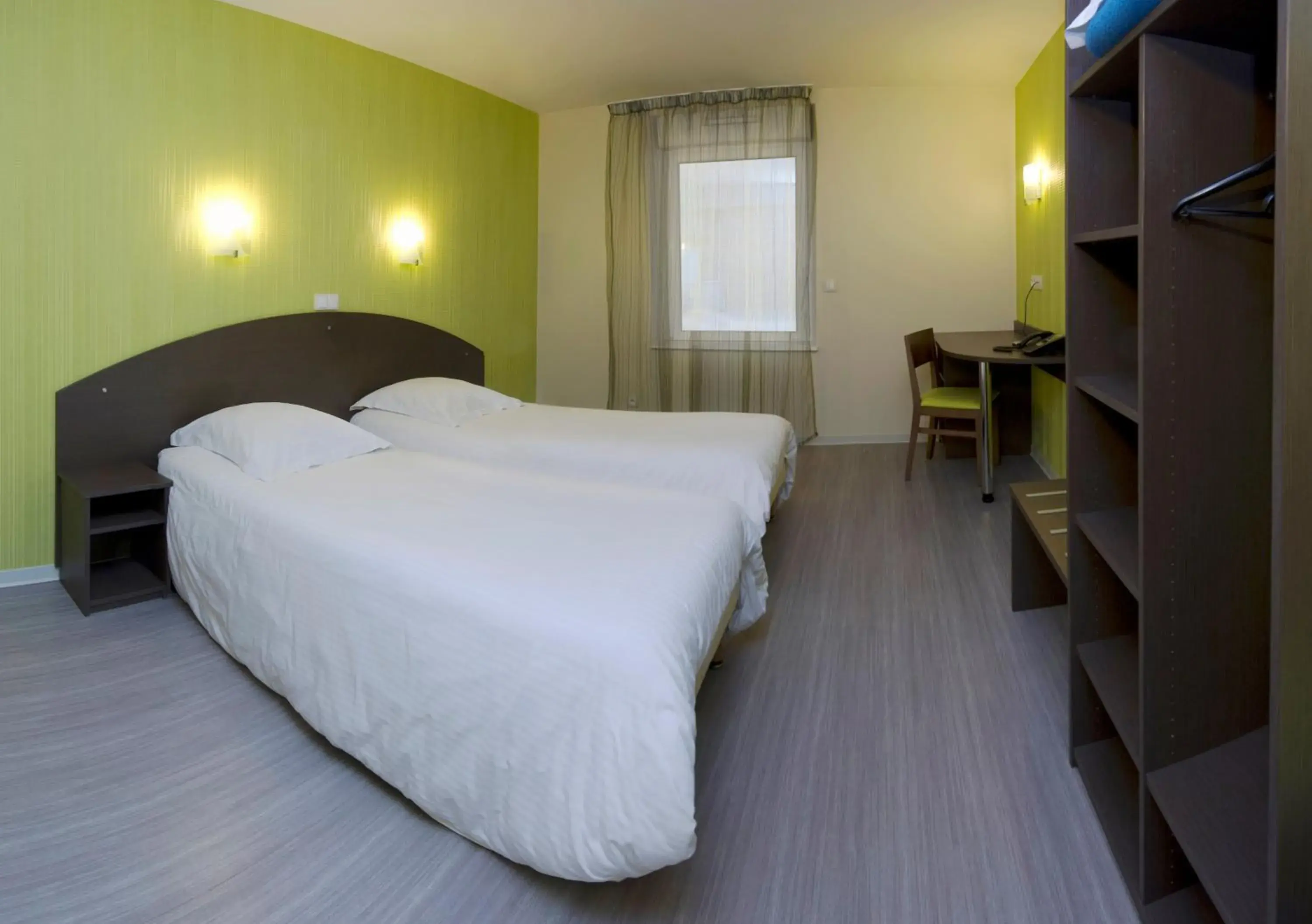 Photo of the whole room, Bed in Auberge de la Baie Photo of the whole room, Bed in Auberge de la Baie