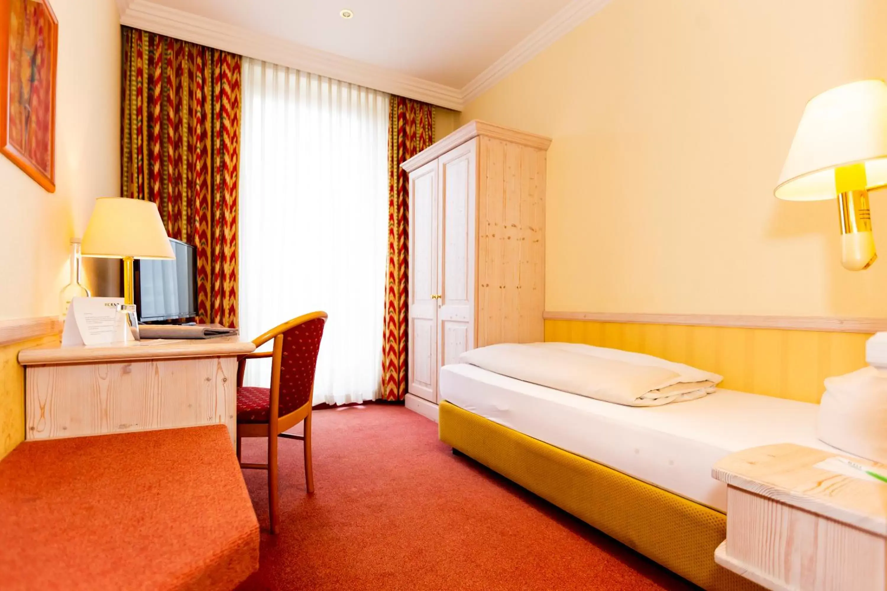 Photo of the whole room, Bed in Parkhotel Traunstein