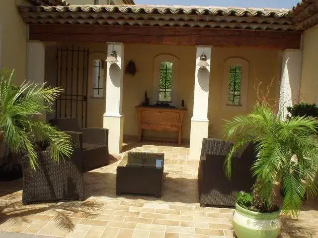 Patio in Chambre d'hôtes "La Bastide des Eucalyptus"