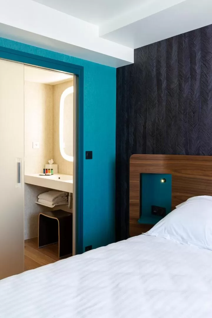 Bathroom, Bed in Oceania Paris Porte De Versailles