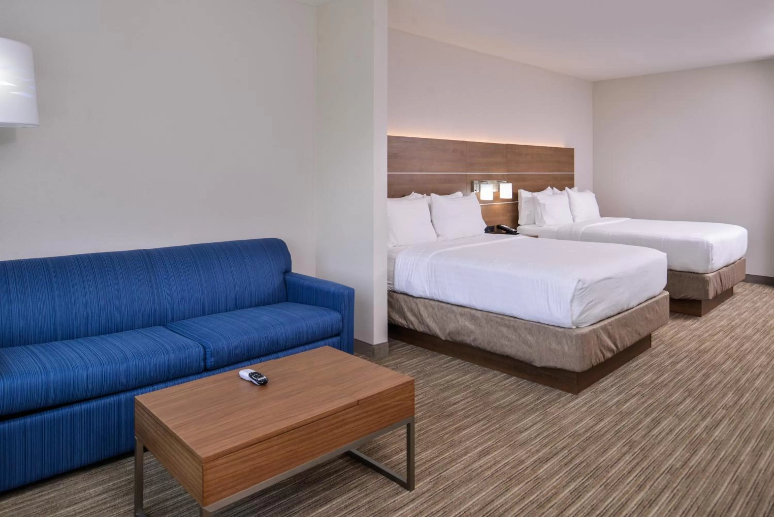 Photo of the whole room, Bed in Holiday Inn Express & Suites - Siloam Springs by IHG