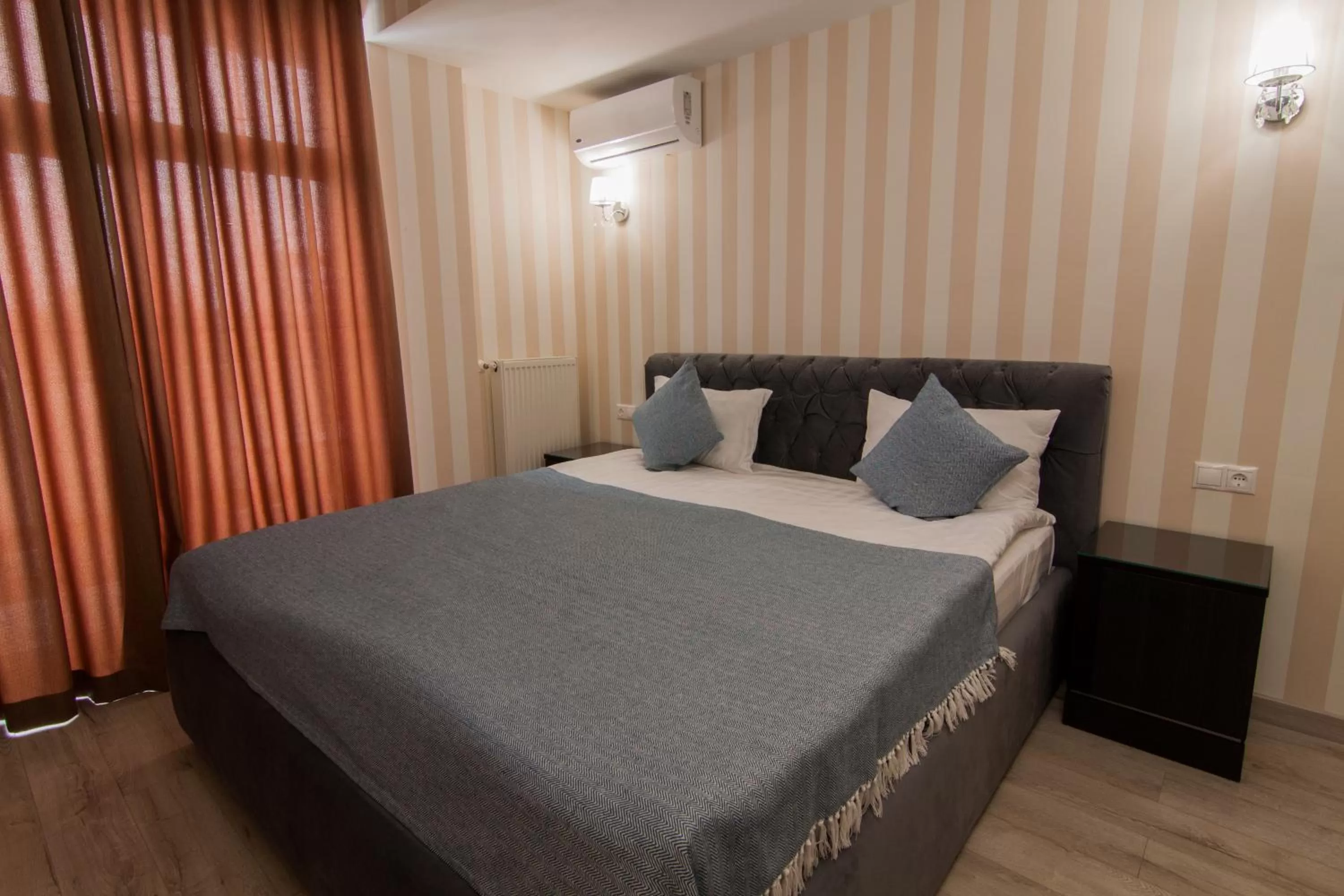 Photo of the whole room, Bed in Klassik Hotel