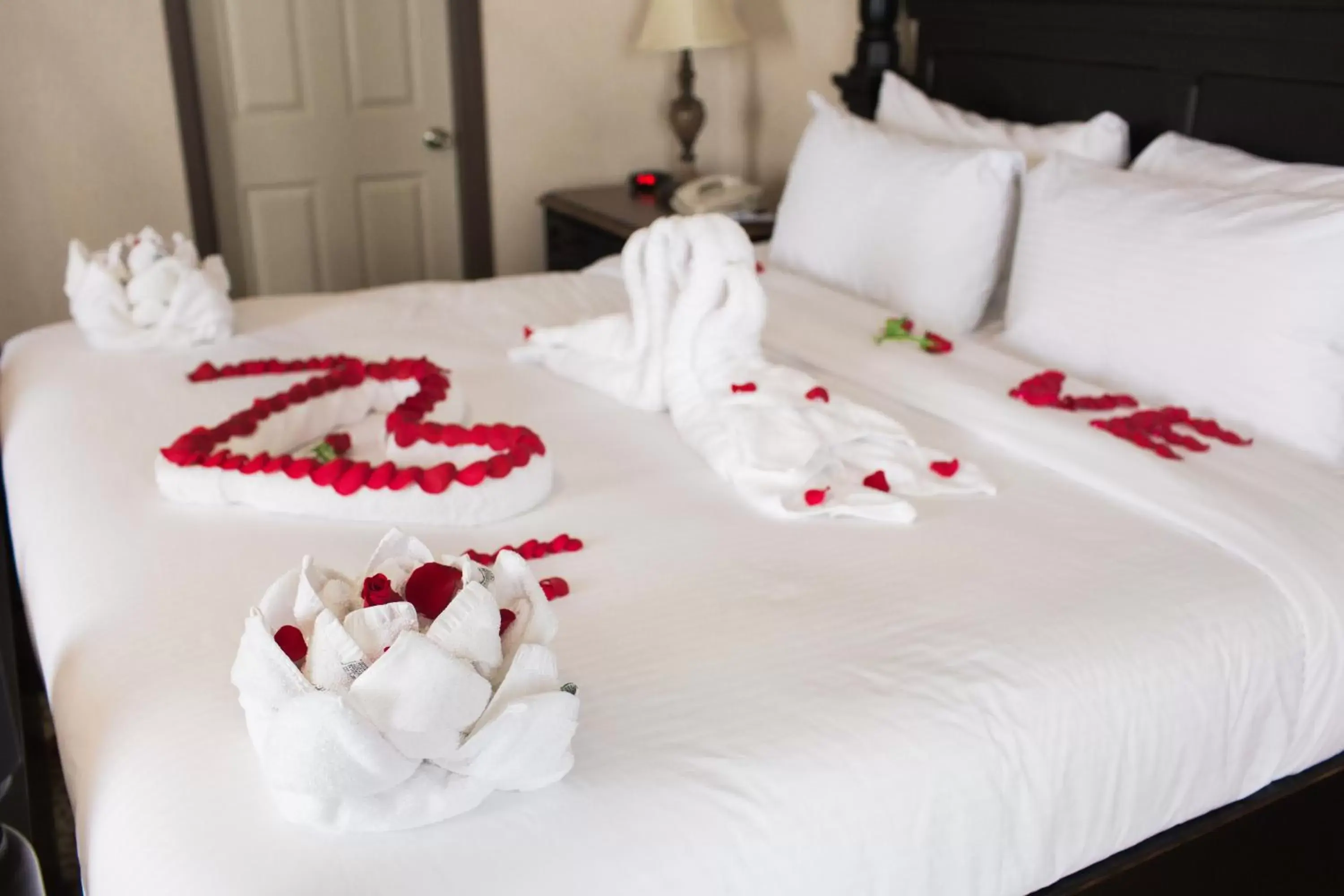 Decorative detail, Bed in Pomeroy Inn and Suites Dawson Creek