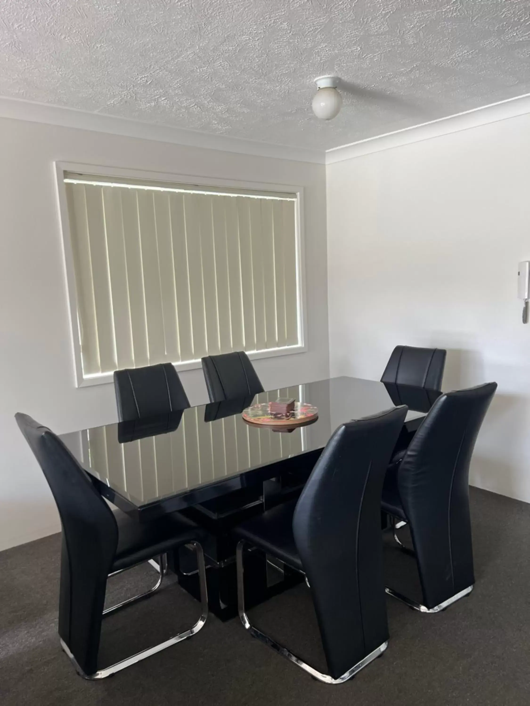 Seating area in Cascade Gardens Apartments