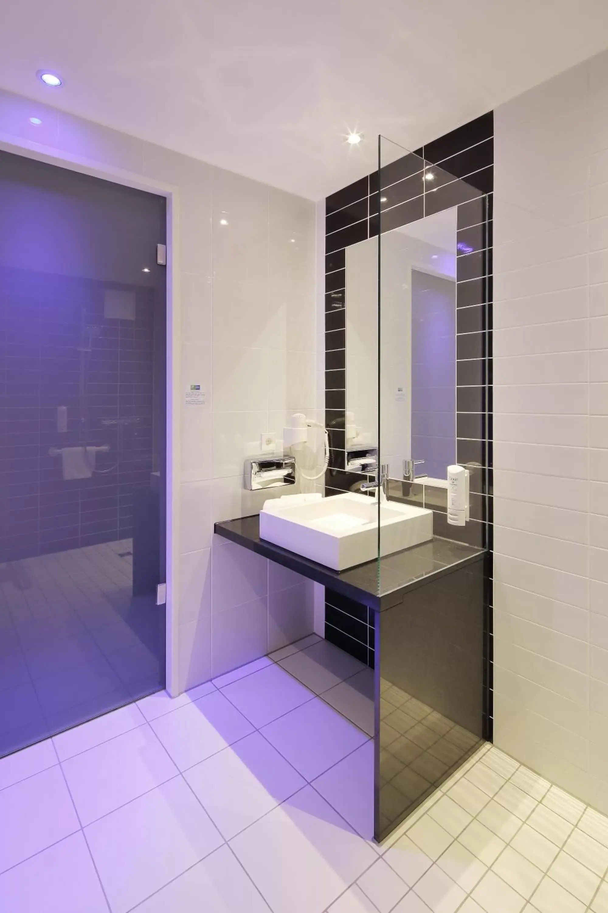 Photo of the whole room, Bathroom in Holiday Inn Express Friedrichshafen, an IHG Hotel