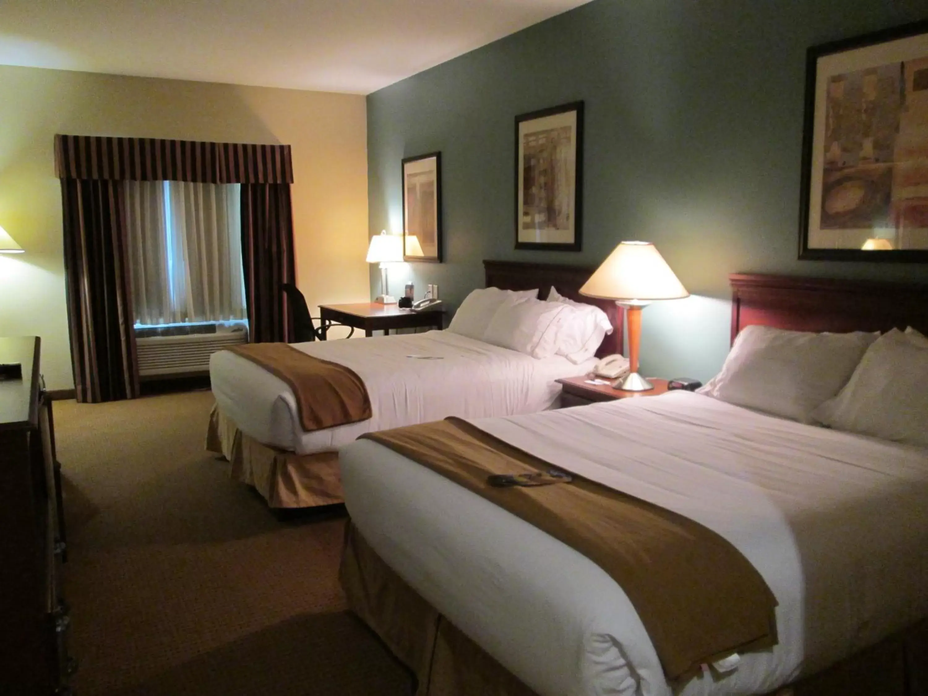 Photo of the whole room, Bed in Holiday Inn Express - Newell-Chester WV, an IHG Hotel