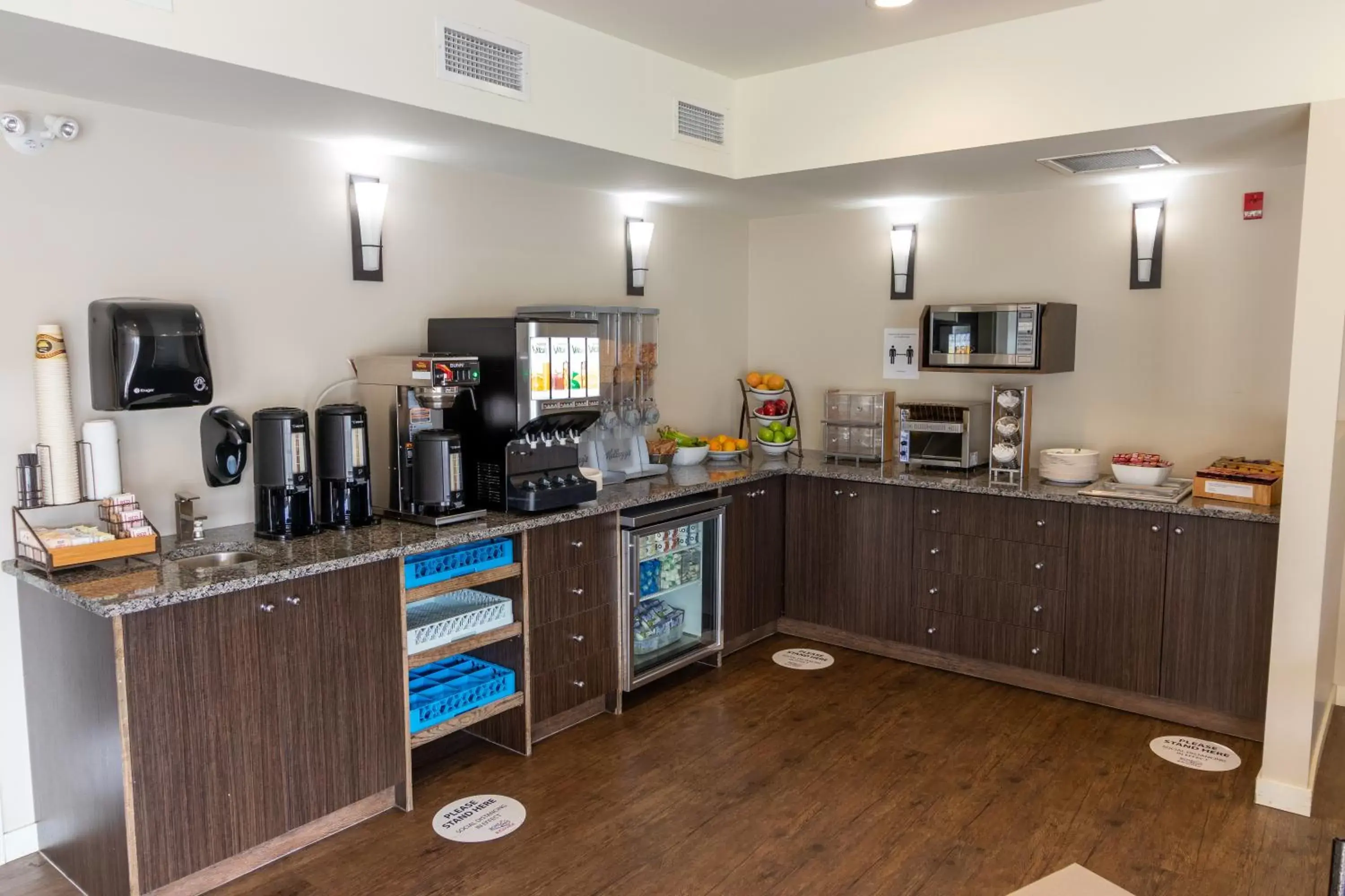 Continental breakfast, Kitchen/Kitchenette in The Kanata by BCMInns Blairmore