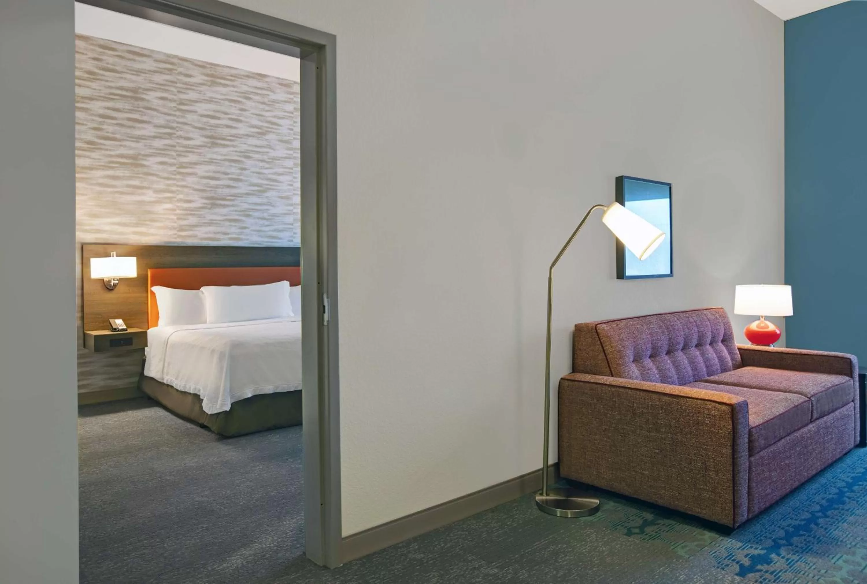 Living room, Bed in Home2 Suites By Hilton Richmond