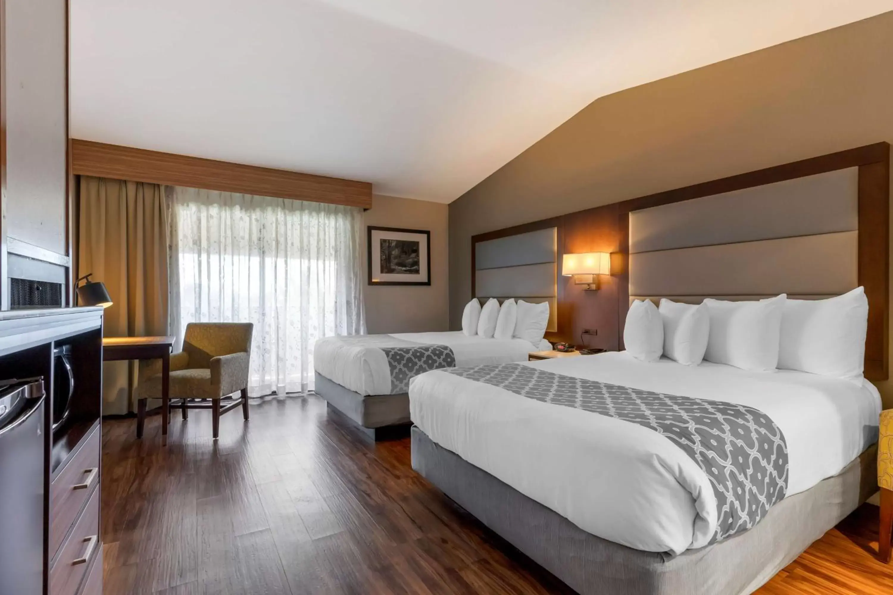 Bedroom, Bed in Best Western Plus Forest Park Inn