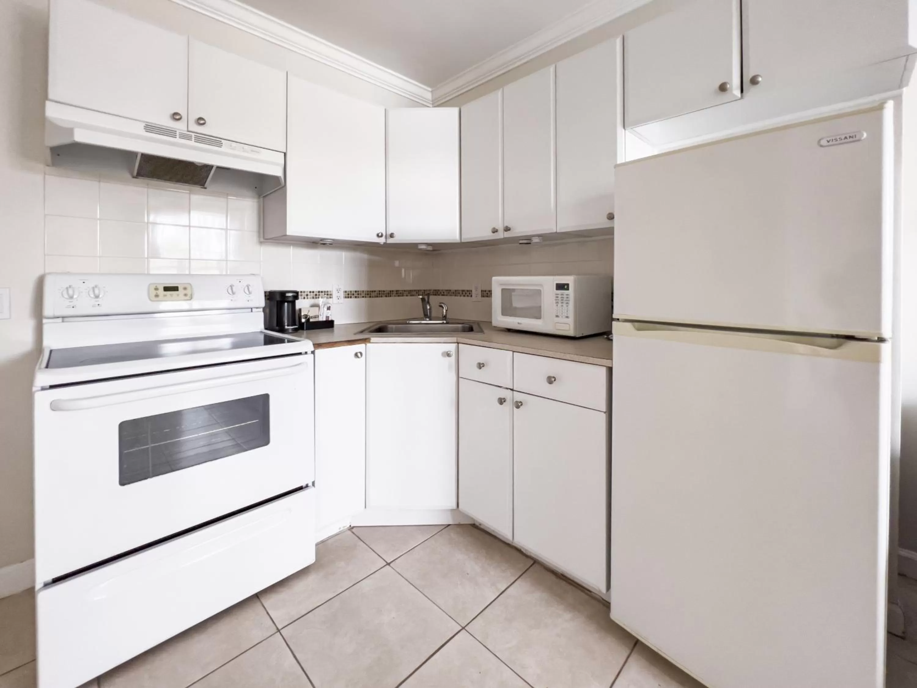 Kitchen or kitchenette, Kitchen/Kitchenette in Tara Hotel A North Beach Village Resort Hotel