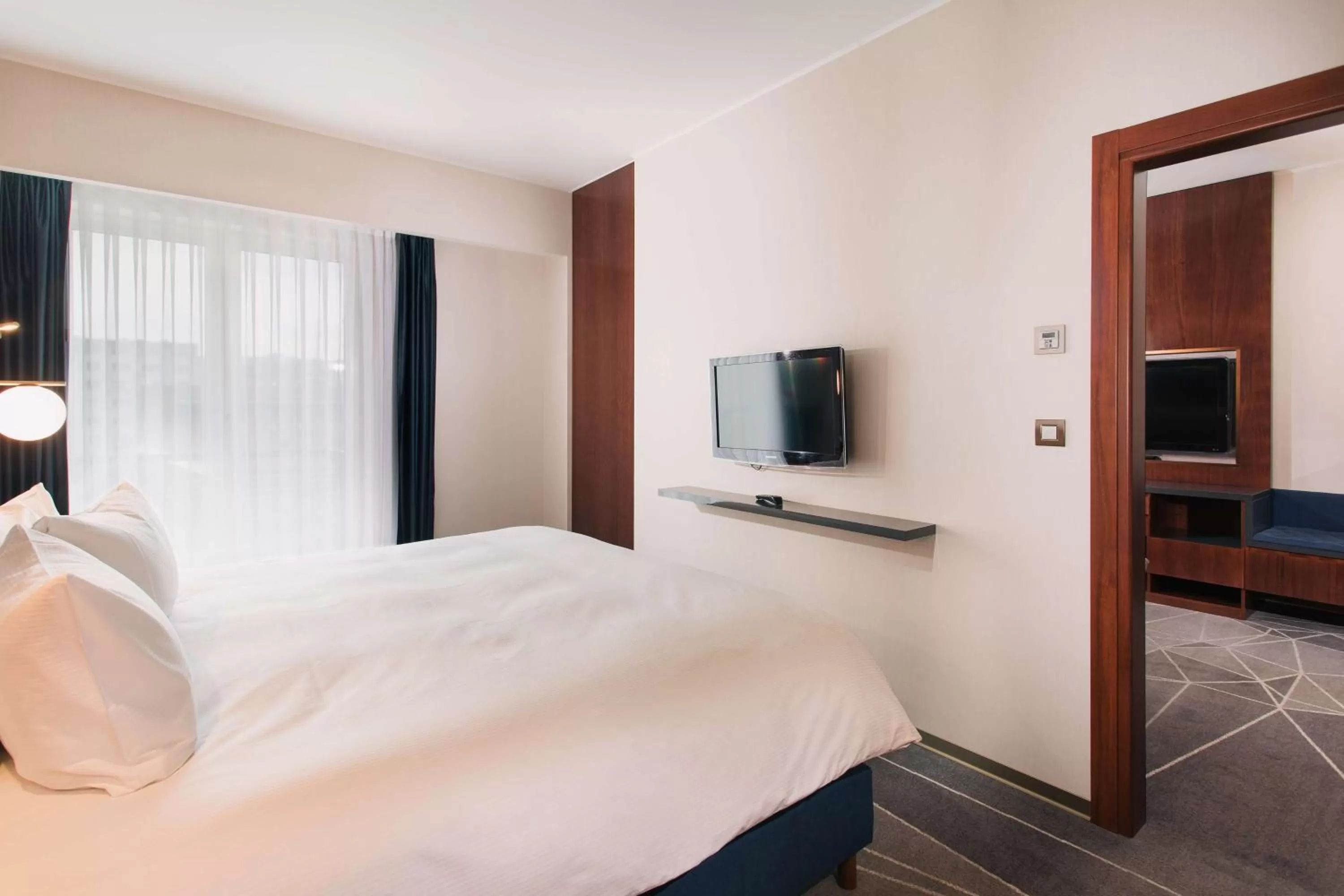 Bedroom, Bed in DoubleTree by Hilton Hotel Cluj - City Plaza